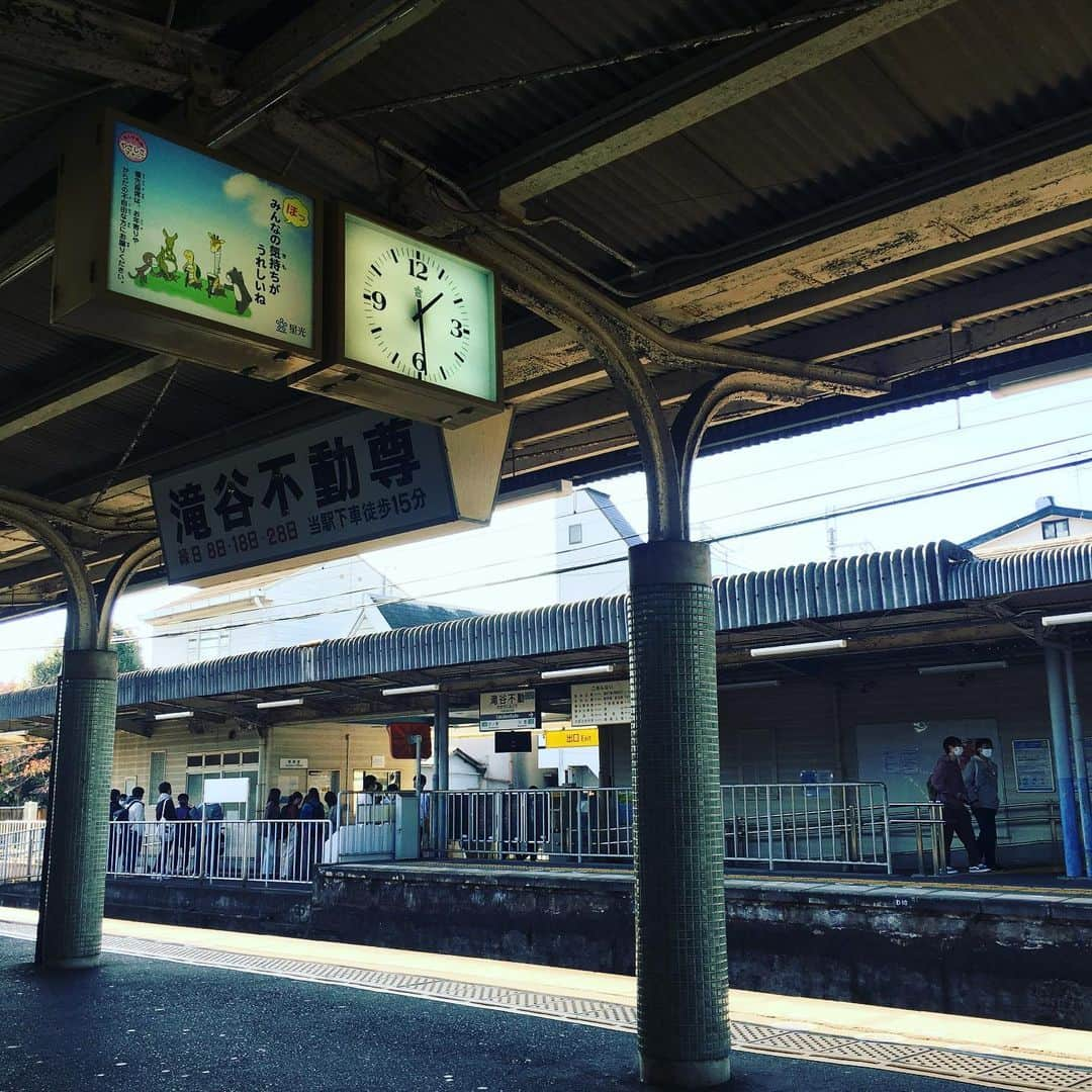 ハルカス大学のインスタグラム：「今日はここからスタートです♪  #近鉄沿線  #レトロ駅舎  #富田林 #たきだにふどう #準急 #駅の中に踏切 #近鉄長野線 #大阪阿部野橋から34分  #錦織 #河内長野 #踏切ブザー音かわいい」