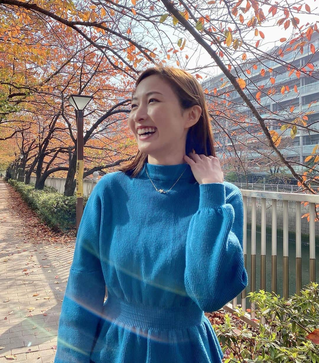 実咲凜音さんのインスタグラム写真 - (実咲凜音Instagram)「. 紅葉見れました😁  いい季節だね🍁  皆さんも身体に気をつけて✨  美味しいもの食べて 寝て 少し太陽浴びて☀️ 心も元気でね🥸  みりおん。 #秋 #2020 #朝晩は冷える #というか #冷え性なのか？ #わたし #足首が冷える #どうしたらいいの😶」11月18日 13時52分 - misaki_rion