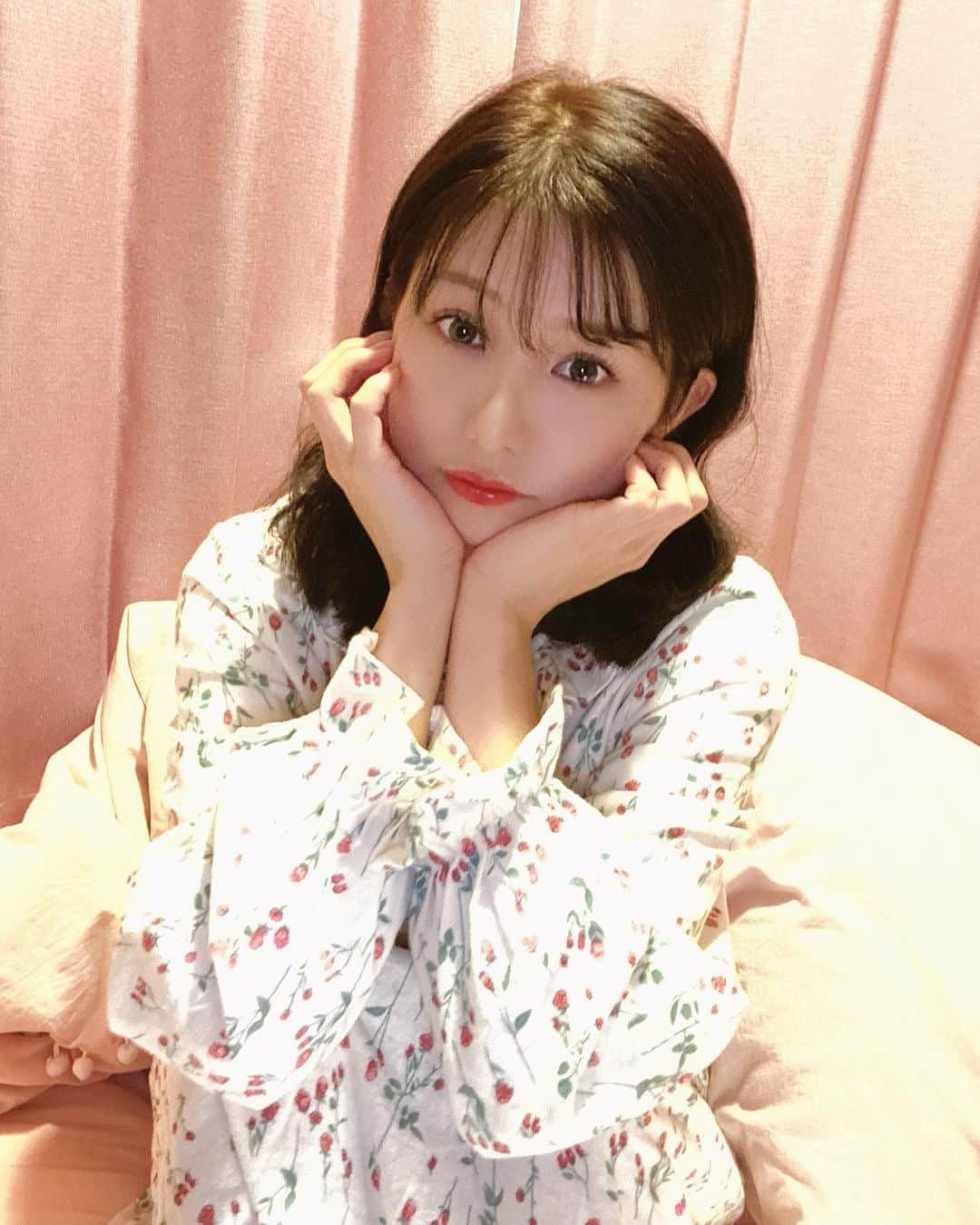 谷川愛梨さんのインスタグラム写真 - (谷川愛梨Instagram)「: やっぱりグレー系可愛い🐰 このclassgrayは とってもナチュラルに盛れて お人形さんみたいな目にしてくれる👀♡ カラコンのプロデュースがしたいなと思う 今日この頃のわたくしです🌸 #Lanicon #ラニコン #カラコン #classgray」11月18日 14時04分 - airingopero