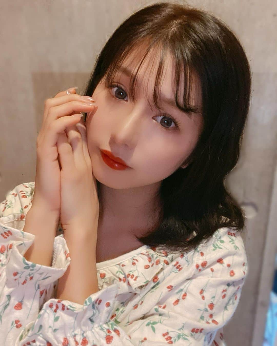 谷川愛梨のインスタグラム：「: やっぱりグレー系可愛い🐰 このclassgrayは とってもナチュラルに盛れて お人形さんみたいな目にしてくれる👀♡ カラコンのプロデュースがしたいなと思う 今日この頃のわたくしです🌸 #Lanicon #ラニコン #カラコン #classgray」