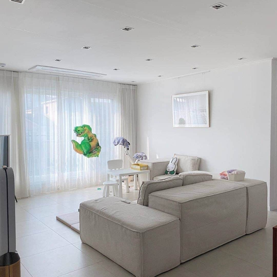 ingerliselilleさんのインスタグラム写真 - (ingerliselilleInstagram)「최소한의 스타일링으로 최대한의 효과내기 : [ @_homesoonie ]님의 미니멀 하우스 . ☑ 에디터픽 인테리어 포인트🧐  - 강아지를 위한 숲뷰 다락방🐶 . 온라인집들이 제보는 하우스앱 dm으로 보내주세요~💌 . #하우스앱 #하우스그램 #인테리어앱 #홈인테리어 #집스타그램 #홈스타그램 #방스타그램 #인테리어 #interior #homedeco #homeinterior #interior #インテリア #インスタ映え #홈스타일링 #온라인집들이 #랜선집들이 #house #거실인테리어 #거실꾸미기」11月18日 14時00分 - houseapp_official