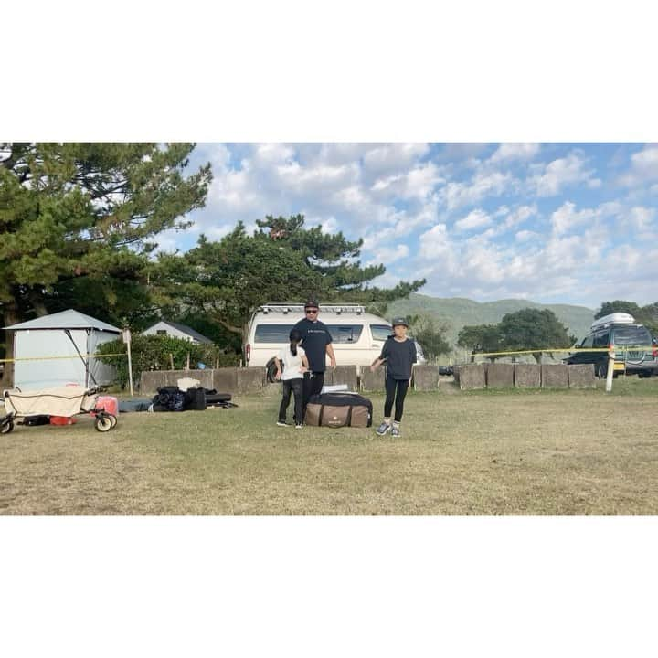 DRI-Vのインスタグラム：「【WALK INN FES!】CAMP編  開催日前日に鹿児島入りして、14日に現地 （国分キャンプ海水浴場）にてCAMP開始！  大好きな焚き火をしたり、何よりも星が驚くほど綺麗だった。  次の日はサンライズを見る為に早起きをして、朝ごはんは大好きな　 #あずまの　 のそばに さつま揚げのせ！！ 優しい出汁にスープまで完飲 景色の綺麗な環境に囲まれ大満足なCAMP 🌋🏕でした  来年は皆んなで集合ダネ🤙  #walkinnfes #camp #DRIVダンス体操 #霧島　#国分 #焚き火」