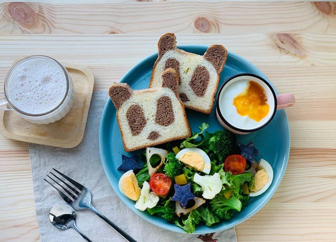 maki ogawaさんのインスタグラム写真 - (maki ogawaInstagram)「いつぞやの朝ごはん。  四角いパンダ食パンを パンダの形にナイフでカットしてみました。  それだけでテンション上がってしまう単純な私。  朝ごはんメニュー ●パンダ食パントースト ●山盛りサラダ ●ヨーグルトみかんジャム掛け　 ●いちご豆乳スムージー  #朝ごはん #朝ごはんプレート #朝ごパン #breakfast #lunch #bread #breadlover #breadlove #japanfood #japanfoodie #japanfoods #japanesebreakfast #cutebread #toastbread #lovetoast #panda #lovepanda #パンダ #パンダ食パン #ueno #uenozoo #tokyo #tokyofood #eatintokyo #tokyocuisine #japancuisine #アンデルセンのパン #かわいいパン #tokyoyravel #travelinjapan」11月18日 14時05分 - cuteobento