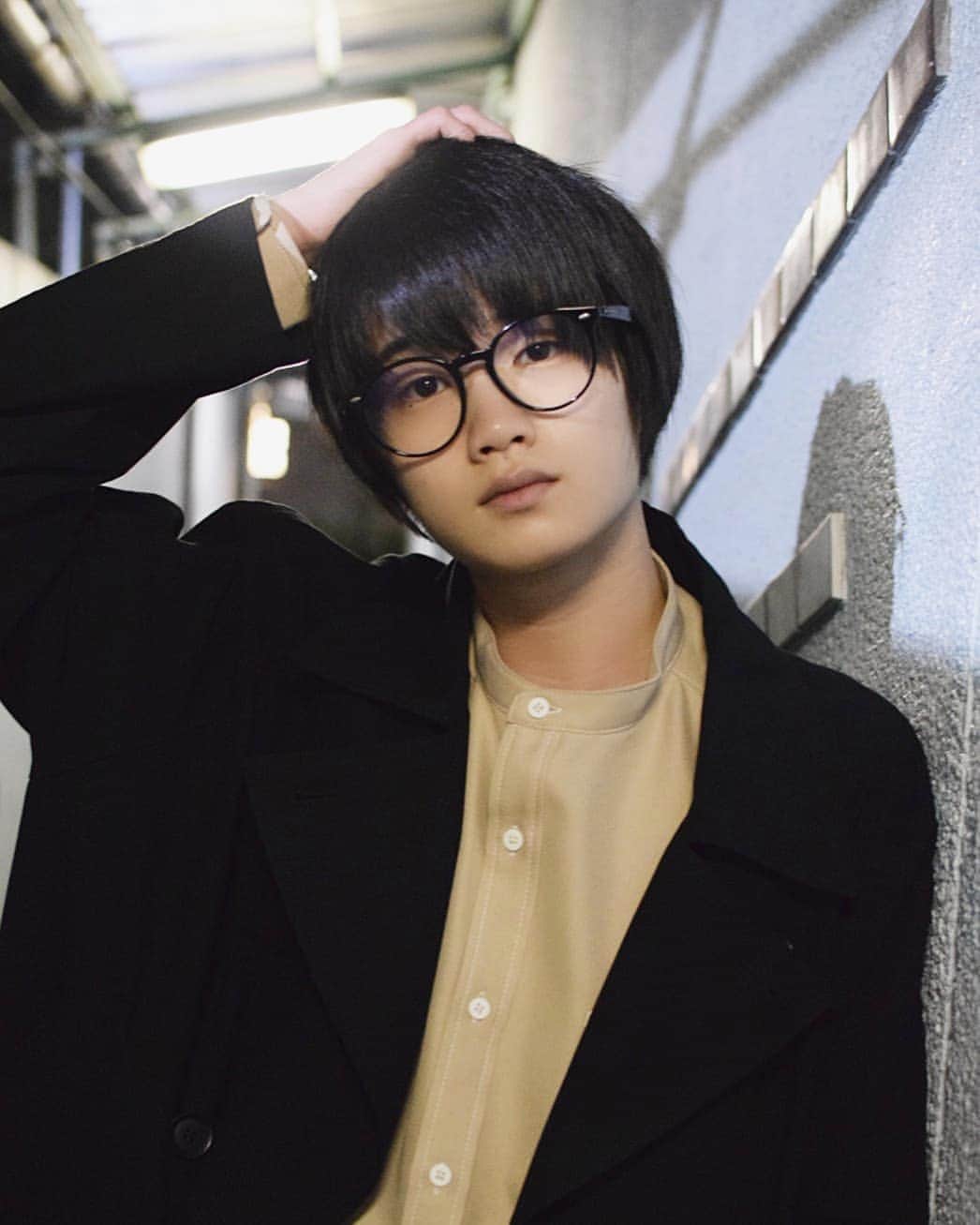 外山将平のインスタグラム：「昨日の運動で思いのほか 身体バキバキに筋肉痛…。笑 なのでお昼は久しぶりにラーメン頂きました！！🍜 身体にムチ入れたので許してください…笑 朝起きるとちょっと喉が痛かったりします😖 加湿しなくては…。  photo by:key #photooftheday#camera#portrait#model#外山将平#役者#俳優#今日の外山#ootd#Nikon#肌#美肌#一重 #写真#撮影#カメラ#ポートレート#ファインダー越しの私の世界#カメラ好きな人と繋がりたい#筋トレ#作品撮り#黒髪#メガネ男子#冬#winter#fashion#followｍe#こんにちは」