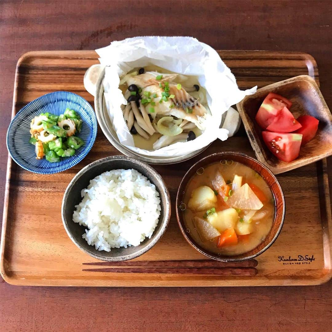 山本ゆりさんのインスタグラム写真 - (山本ゆりInstagram)「定番のレシピ﻿ ﻿ 【タラの包み蒸し】﻿ ﻿ 久しぶりに食べたくなって作ったら、めちゃくちゃ簡単やし楽な割に、なんかちょっと「おっ」てなるし(包んで蒸されてるというところに)、バターの香りがフワッとなったところをポン酢やレモンでキュッとしめるのがほんと美味しいんで、この冬頻繁に包んで蒸したろおもてます。﻿ ﻿ 作り方は、オーブン用シートかアルミホイルに野菜と魚を乗せ、味付けして包み、フライパンに並べて水注いで蓋して火にかけるだけ。﻿ ﻿ レンジでももちろんできます！3個以上ならフライパンのほうが加熱ムラもないし早いです。知らんけど。(そこは知っとけや)﻿ ﻿ 今回タラでやってますが、鮭でもサワラでもブリでも美味しいんで良かったら。﻿ ﻿ 材料(2人分)﻿ タラ…2切れ﻿ しめじ…わこっと取れた量﻿ 玉ねぎ…1/4個﻿ 塩、こしょう…各少々﻿ チューブのしょうが…ほんの少々。ぺっ！くらい﻿ バターまたはマーガリン…10gぐらい﻿ ポン酢しょうゆ、好みで万能ねぎの小口切り…各適量﻿  ﻿ ①しめじは石突きを取り、ほぐす。玉ねぎは繊維に垂直に5ミリ幅くらいに切る。(突然玉ねぎの切り方に言及したけど、そのほうが甘くてやわらかくて美味しい)﻿ ﻿ ②オーブン用シートかアルミホイルに①の半量を敷きしょうがを絞り、タラをのせ、塩こしょうをふってバターをのせ（バターのせん場合、ちょっと油かけたほうが美味しい）、キャンディー状に包む。(写真3.4枚目参照)残りも同様に。﻿ ﻿ ※シートやアルミホイル、出し惜しみしてギリギリサイズで挑んだら包み切れず結局捨ててもう1枚使うことになり後悔するから最初から思い切っていっぱい伸ばして切ったほうがいいで…﻿ ﻿ ③フライパンに並べて水を1cmほど張り、蓋をして弱～中火で8分くらい蒸す。(写真5枚目参照。3個見えるけど気にせず)←めっちゃ気になるわ﻿  ﻿ 好みでねぎを散らし、ポン酢でもだししょうゆでもかけてどうぞ。﻿ ﻿ ★レンジで作る場合(写真6枚目)は、耐熱皿にのせ、さらにふわっとラップし、1個なら3分半くらい。2個なら5分くらい。3個なら7〜8分。4個なら8〜9分。※レンジの場合はアルミホイルNGです‼️火花散るんで…﻿ ﻿ ★オーブントースターの場合はアルミホイルで12〜15分。※トースターの場合はオーブン用シートNGです‼️オーブン用のくせに焦げるんで…﻿ ﻿ #レシピ #簡単レシピ #おうちごはん #料理 #晩ご飯 #魚レシピ ＃包み蒸したい方とつながりたい﻿ ﻿ そしてブログでは、そのお味噌汁とか副菜のレシピも載せてるんでまた良かったら見てください(トップ画の下のURL)﻿ ﻿ 他いろいろ更新してます。﻿ ﻿ ◆冷凍うどんについて熱く語る会﻿ ◆家のあちこちにティッシュ置いた話﻿ ◆振り返ればティッシュとハサミとペンとゴミ箱がいる﻿ ◆暮らし上手に憧れる件や、おっぱいを今だけシースルーにし、目盛りをつけて欲しい件(母乳とミルク混合の願い)﻿」11月18日 14時22分 - yamamoto0507