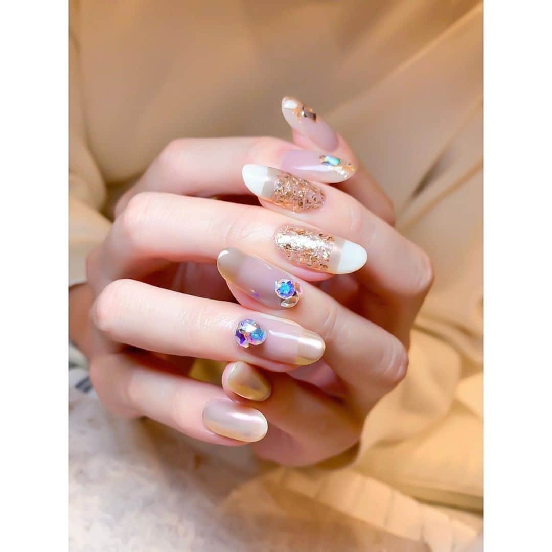 のインスタグラム：「・ ネイルに行ってきました😍 今回はゴージャスに✨🥂 このホワイトのラインがオシャレ💖 ビジュはオーロラが1番の輝きを放つから どこに行っても目立ちます❤︎ 秋冬にぴったりのカラーです💋 担当はayanoさんです🌹 いつもありがとうございます♥️ #西新宿 #Charme #自爪を削らない #パラジェル」