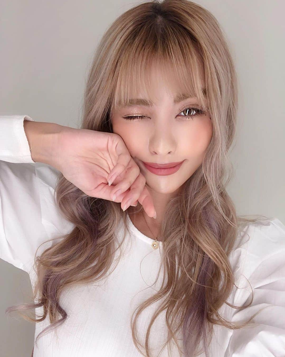 のインスタグラム：「お肌ケア💋♡ . . 先日 @sbc_shion.h しおんせんせの元へ💐 ずっとお肌を見てもらっていて♡♡ 定期的にケアをしてもらっているので、 昔に比べてだいぶお肌綺麗になってきたんだ🎶💓 . . ずっと気にしている毛穴ケアで、 ケミカルピーリングにダーマペンしてもらったよ❤️ ダーマは続ける事でどんどんお肌が綺麗になっていくからこれからも定期的にっ☝️❤️ 今回は久々の小顔HIFEもしてお顔スッキリ✨ いつも最適なスペシャルケアありがとうございます😭❣️❣️ . . 詩音先生は普段ふわふわ天使のように可愛いけど、👼🏻💛 しっかり信頼できる方♡♡ 婦人科、二重整形、豊胸が得意な先生で、二重では関東で指名No1の女医さんなんだよ❣️ どんな相談も親身に聞いてくれる優しい先生だよ💐💋 . . . #cyberjapan #cjd_naho #cyberjapandancers  #makeup #skincare #beautycare #sbc #akasakamitsuke #care #japanesegirl #make #サイバージャパン #サイバージャパンダンサーズ #なち #なちぽん #NAHO #ダンサー #湘南美容 #赤坂見附 #美肌ケア #ピーリング #ダーマペン #つる肌  #日焼け #黒肌 #お肌ケア #スキンケア」