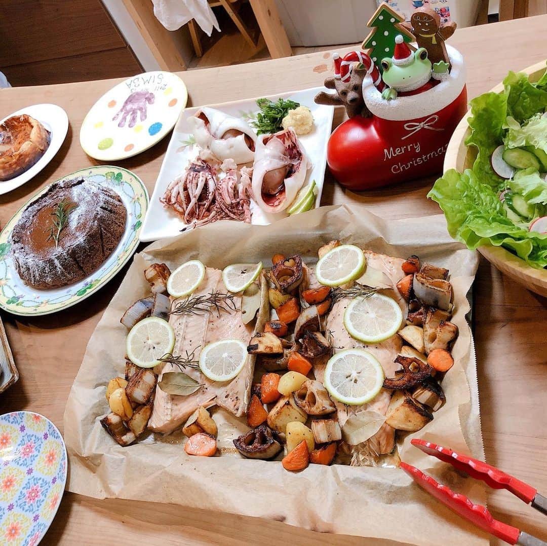 おーせさんのインスタグラム写真 - (おーせInstagram)「北海道の復興支援福袋に入っていた半身の鮭をオーブンで焼きました！！！  野菜はフライパンで焼いてコンソメ風味♡  焼き上がった鮭の周りに散らして完成♪  おいしいにやー  #もりおーせのクリスマス」11月18日 14時23分 - oosedon