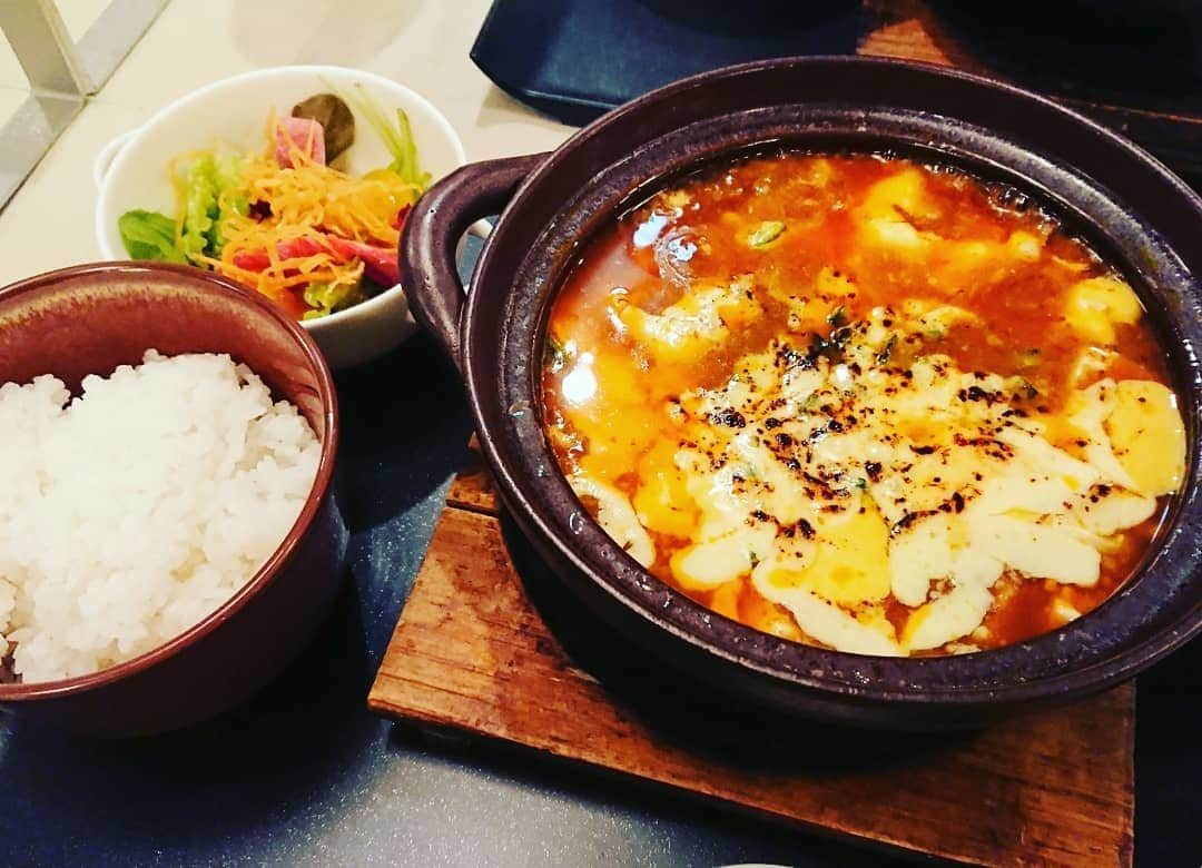 伊勢みずほさんのインスタグラム写真 - (伊勢みずほInstagram)「麻婆豆腐フェア😆 六種類の中から私は チーズたっぷりのまろやかな辛さの麻婆豆腐にしたよ☺️  また食べたいっ‼️  #麻婆豆腐 #チーズ麻婆豆腐 #新潟グランドホテル #慶楽 #めちゃうま #うまうま #新潟ランチ #ランチ #中華ランチ #新潟中華 #チーズたっぷり #本格中華 #ホテルランチ #新潟ホテルランチ #ぽかぽか #熱々 #あつあつ #温活 #美味しかった😋 #😋 #デート #伊勢みずほ #感謝 #ごちそうさまでした🙏 #新潟ランチ巡り #新潟グルメ #杏仁豆腐」11月18日 14時23分 - isemizuhoo