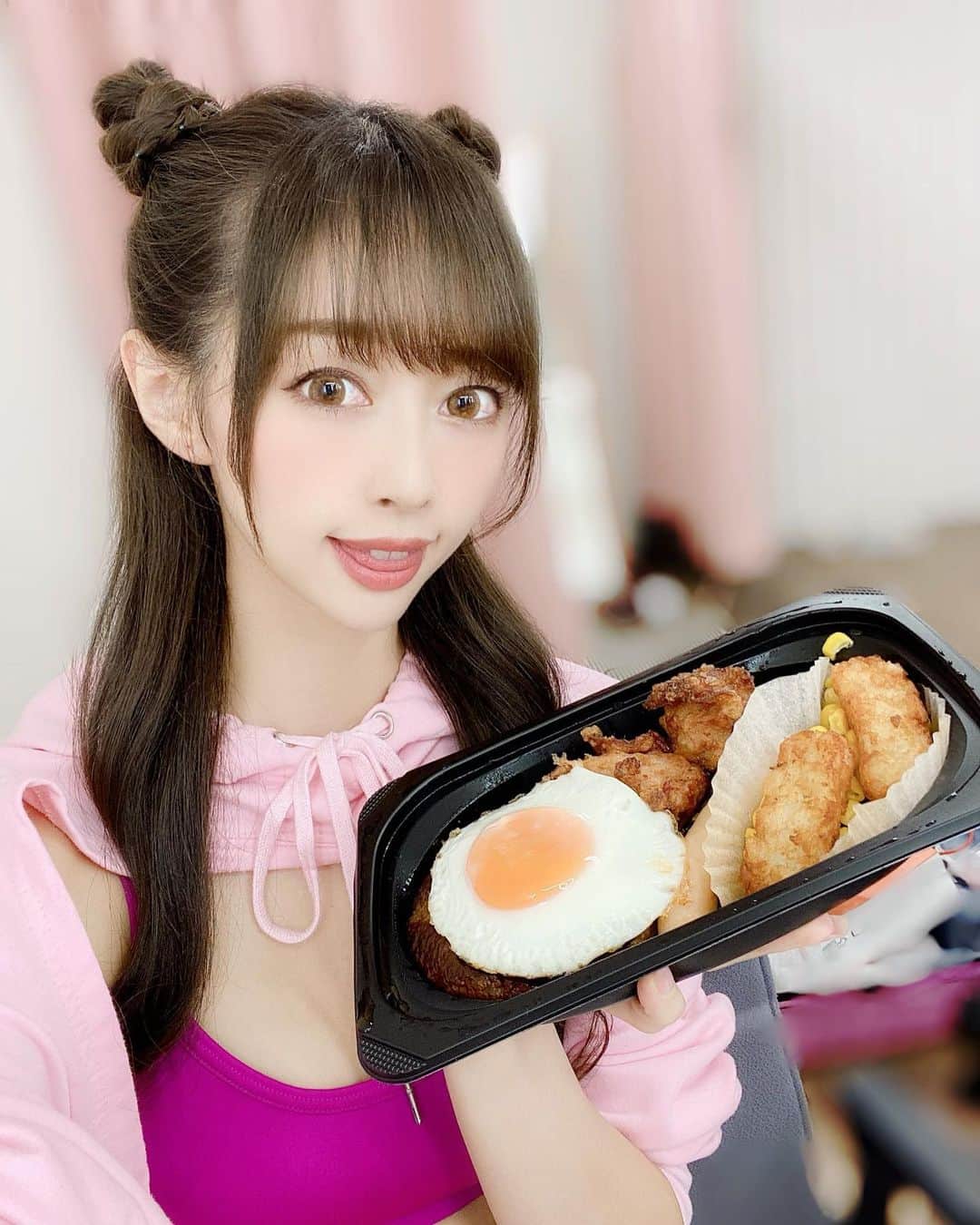 林紗久羅さんのインスタグラム写真 - (林紗久羅Instagram)「. . . . みんなお昼食べた？🍴💗 . 私はこれから食べます😋 . 午後もお仕事頑張りましょう✨ . . . #クロップトップ #フード付きパーカー #スポーツブラ #フーディー #ストリートファッション #ダンス衣装 #dance #racequeen #へそ出し #ツノヘアー #fila #filashoes #フィラ #ピンクコーデ #フワちゃん #larme #ラルムカラコン」11月18日 14時24分 - sa1210ku