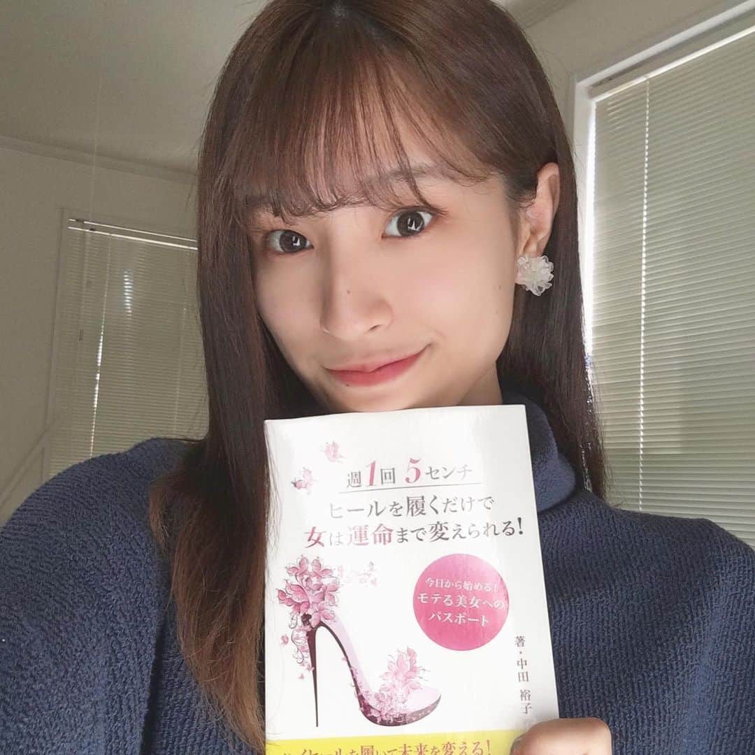佐藤華純のインスタグラム：「.  【 #ヒール 】  ‪ウォーキングの‬中田裕子‪先生( @beautygrace.yuko )から‬『週１回５センチヒールを履くだけで女は運命まで変えられる！』という‪本をいただきました📖✨‬  私もヒールを履いてオーラを放てる女性になりたい✊🏻   熟読して、意識を高めていこうと思いますっ！！！  本はこちら▶︎https://www.amazon.co.jp/dp/4814914318/ref=cm_sw_r_cp_api_i_Yx1LDbZTSNFKM  ーーーーーーー【 #みんポチ 】ーーーーーーー  本日も投票お願いします📣🔥 プロフィールに貼っているURLから、LINE認証をして投票お願いします！  #ミスキャンパス立命館2020 #MCR2020  #立命館 #立命館大学 #京都  #ビューティーグレース #beautygrace #ウォーキング講師 #ウォーキングレッスン #猫背矯正 #姿勢美人」