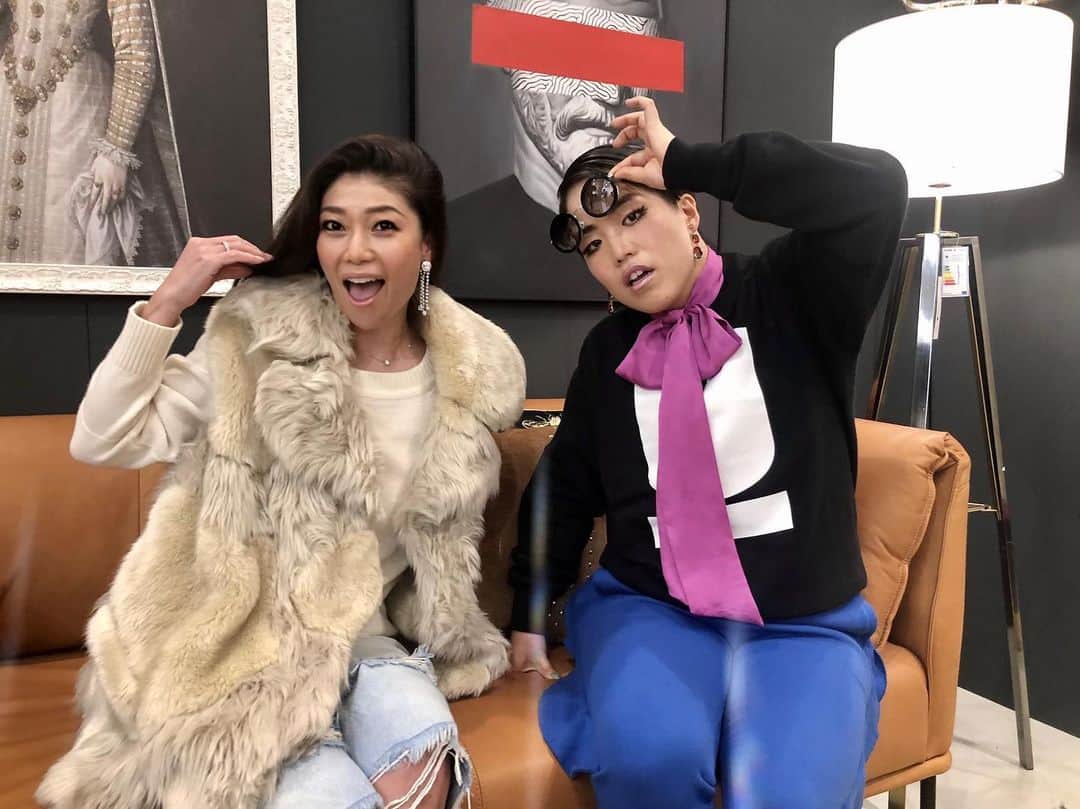 のインスタグラム：「今話題のべっぴん #ゆりやんと♡  ゆりやんは元々綺麗なお顔でお肌もピカピカなのですが、スリムになったNEW ゆりやんはハンサムなムードで素敵でした。  どうやって痩せたか教えてーーーって聞いたら、普通に食事と運動wだそうです。美に努力はマストですね。#私も本気でがんばらねば  11/20にオープンする#心斎橋PARCO 内覧会にて。 PARCOいい意味でカジュアルでやさしい空間でした。またゆっくりお買い物に行きたいな。  #ootd #outfitoftheday #outfit #ecofur #stellamccartney  #tops #hermes #pants #mm6   #ゆりやんレトリィバァ  @yuriyan.retriever  #aboutyesterday  #PARCO  #izastagram」