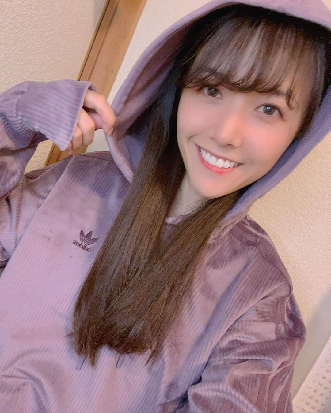 望月海羽のインスタグラム：「✨沢山の感謝を伝えたい✨ 久しぶりに直接会えるイベント！ 来てもらえたら嬉しいなぁ〜😊💗 ランチ,スナックタイムでは私の手料理食べられます🙆‍♀️✨ イベントタイムは裏話とかシャッフル朗読が聞けちゃいます✨ ・ #星レト を旗揚げして3年が経って 今年はいつもより少し大きな会場をお借りして大好きな相方優羽ﾁｬﾝの作品で大好きな信頼できる仲間に囲まれてど真ん中でお芝居する予定だったんですが こんな状況です🦠 ぐっと歯を食いしばって耐えるしかない ・ 笑って楽しいことを考えるしかないし 今できることをやるしか無い 立ち止まっている場合じゃ無い 落ち込んでいる場合じゃ無い 前向いて、楽しいこと、楽しんでもらえることを考えてやっていく！ それが私らしいかなと思ってます💃 ・ 今回のバースデーはいつもと少し違う形になるけど YouTubeにて配信もするので、いつも会えない人も最近会ってないなーって思ってくれてる方も 遠くからお祝いしてもらえたら嬉しいな😊 ・ また再会できる日を信じて なんとかこの場所に踏みとどまれるように 背中を押してもらえることが 最高のプレゼントです🎁💗 ・ いつもありがとう これからもよろしくね☺️✨ ・ #沢田美佳 #脚本 #舞台女優」