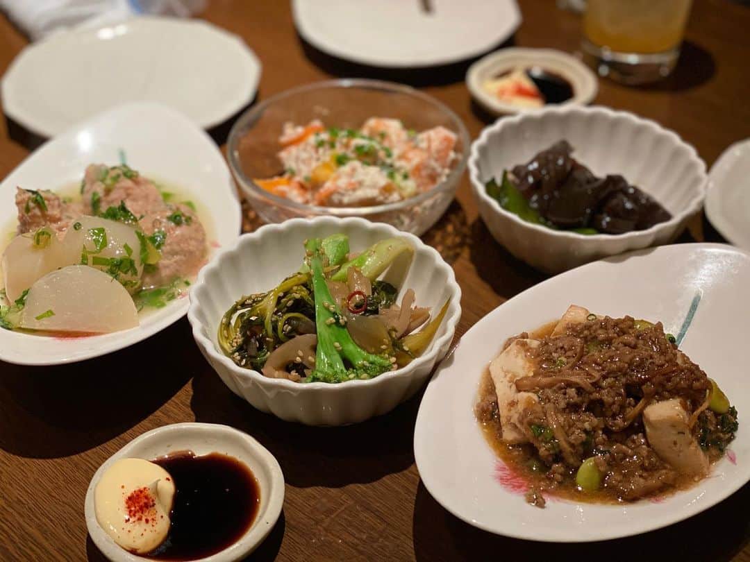 迫田愛子さんのインスタグラム写真 - (迫田愛子Instagram)「わたしの知る限りですが、世界一のフライドチキンです🐣💞﻿ ﻿ 麻布十番 #ばり博多﻿ ﻿ こちらのママはわたしの料理のお師匠さんでも有ります。 @jun_balihakata ﻿ 分量はいつも感覚。﻿ ﻿ これをこげんくらいチャーっと。と教えてくれます。笑﻿ ﻿ 何食べても美味しい博多料理屋さん✨✨﻿」11月18日 14時39分 - aiko_esnail