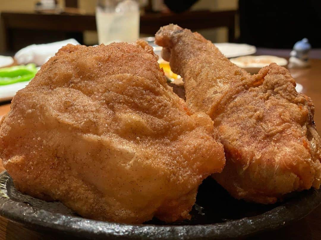 迫田愛子のインスタグラム：「わたしの知る限りですが、世界一のフライドチキンです🐣💞﻿ ﻿ 麻布十番 #ばり博多﻿ ﻿ こちらのママはわたしの料理のお師匠さんでも有ります。 @jun_balihakata ﻿ 分量はいつも感覚。﻿ ﻿ これをこげんくらいチャーっと。と教えてくれます。笑﻿ ﻿ 何食べても美味しい博多料理屋さん✨✨﻿」