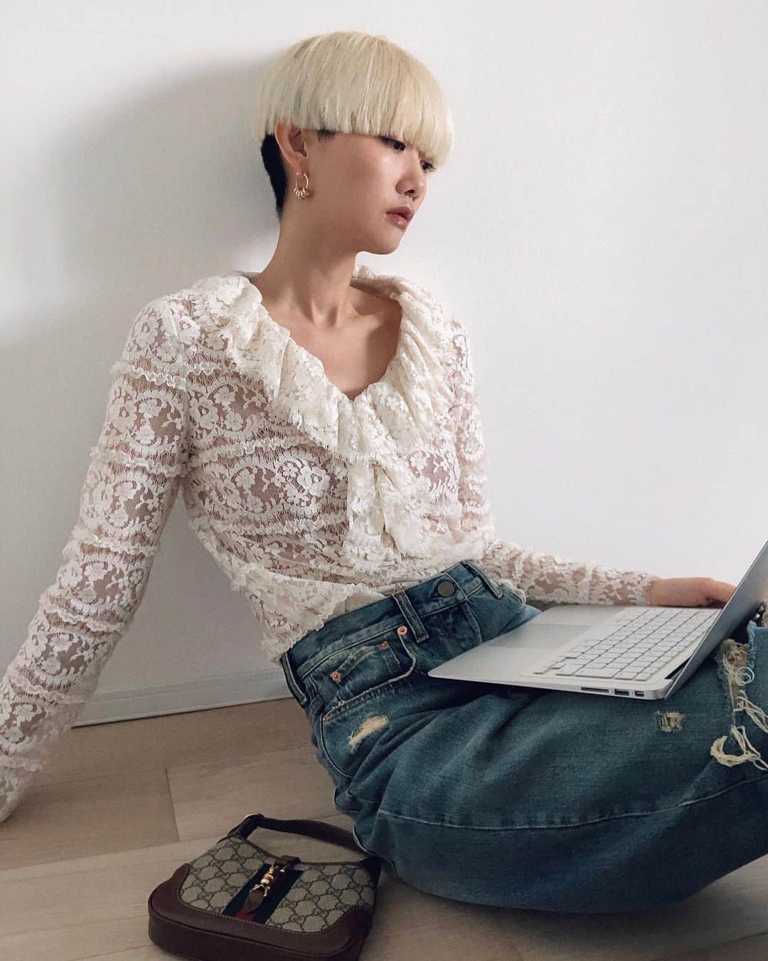 のインスタグラム：「Gucci Fest starts from Episode 1, “At Home” Let’s watch together📺🕺🏻✨  Gucciの最新コレクションが、GucciFestにて公開スタート🎉 17日から22日まで1日1話の短編映画での発表！斬新✨最後まで楽しみ🤩  #GucciFest #GucciOuverture」