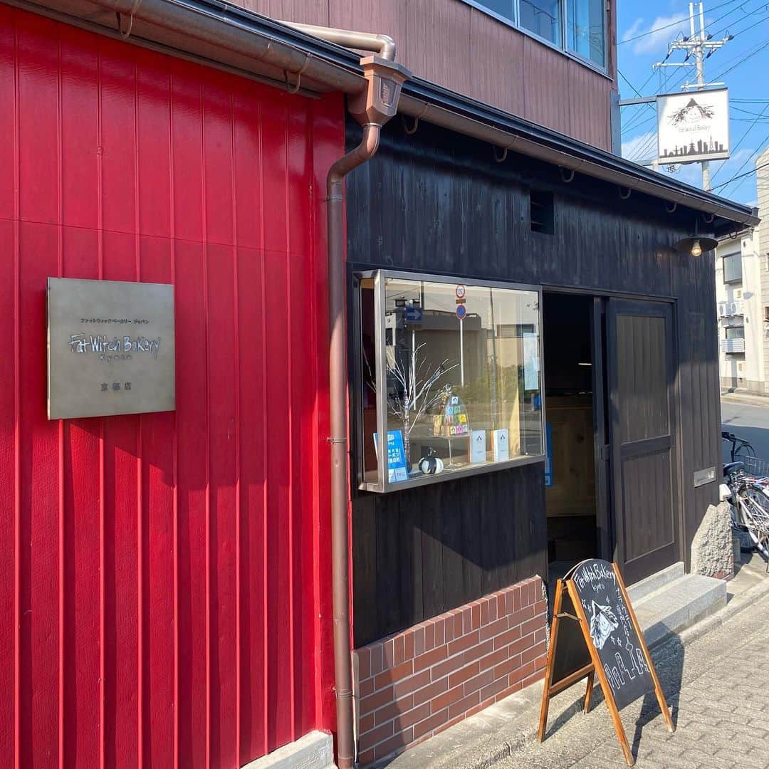 山尾梨奈さんのインスタグラム写真 - (山尾梨奈Instagram)「〻 デザイン画展3日目よろしくお願いします！ @tokoyonomori でお待ちしています. . . 会場周辺のオススメを紹介💁🏻‍♂️ 先ずは会場から歩いて5分ほどの場所にある @filecafe.kyoto さんです！ デンマークの伝統料理"スモーブロー"が 北欧風の家具がある空間で食べられます🇩🇰🍽 他にも美味しそうなメニューが沢山ありました！！ 私はサーモンのスモーブローを食べたよ〜. . 次は会場から歩いて10分ほどの場所にある @fatwitchjapan さんです🧙‍♀️🍫 NYの美味しいブラウニー屋さんなんですが 日本は大阪とここにしかお店が無くて 私は白いラベルのノーマルが1番好きなんですが 日本限定や京都店限定のお味もあるので 食べてみてほしいです！！！. . 最後は会場から歩いて15分ほどの場所にある @wifeandhusband_kyoichi さん☕️ ピクニックのレンタルもされていて ずっとしてみたいなぁって思ってるんですが 1人でお邪魔したので今回は店内で💭 チーズケーキがすごく美味しかったです！. . 是非ご来場の前後に行ってみてください☺︎. . . #kyoto #京都カフェ #京都グルメ #京都観光 #推し京都 #下鴨カフェ #下鴨グルメ #下鴨観光 #北大路カフェ #北大路グルメ #北大路観光 #北山カフェ #北山グルメ #北山観光 #filecafe #スモーブロー #fatwitchbakery #ブラウニー #wifeandhusband #チーズケーキ」11月18日 14時33分 - yamarina_1210