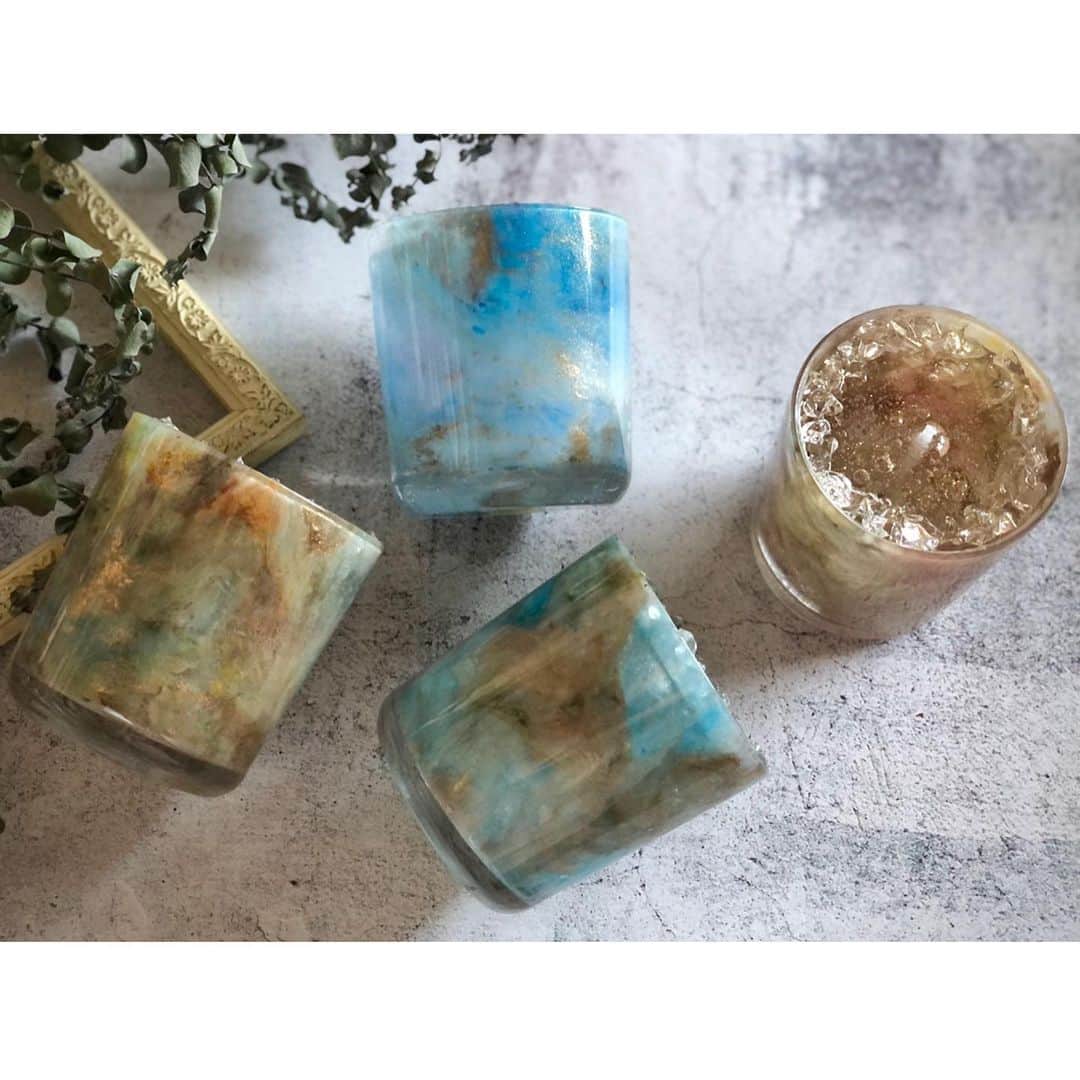 Re.ewalu(ﾚｳﾞｧﾙ)~Life of akari~さんのインスタグラム写真 - (Re.ewalu(ﾚｳﾞｧﾙ)~Life of akari~Instagram)「𓏙𓏙  ⍋ 納品用の作品 ⍋ Design Candle tie-dye glass  ・ ・  BlueとBeigeをメインに 香りは Cabernet / lemon grass  ・ ・  12月3箇所の委託先へ 制作している様々な作品達 どのタイプをどこに送るか悩み中....𖥾𖥾  ・ ・  そして今日もMY Lesson アーユルヴェーダのお勉強3回目 今日は5エレメント 火のエレメント𖣰  ・ ・  Classのみんなとlunchは南インド料理を🇮🇳 前回の水のエレメントで作ったお酒の石鹸 今日から早速使おう¨̮∗⿻ᐝ  ・ ・  ━━━━━━━━━━【information】━━━━━━━━━━━━ 〔Contact〕 ✔︎オーダー依頼・Lesson問合せ・お仕事依頼 🔝HP➪contact・Instagram DMから☺︎︎  〔Candle Lesson〕 Open→火・水(土or日) ✔︎Lessonのご予約は 🔝HP➪contact・Instagram DMから☺︎︎  〔Movie Lesson〕 FANTISTにて動画レッスン公開中ఌ 🔝HP➪Movie Lessonより  ⬇︎今後の動画Lesson公開予定メニュー⬇︎ ✔︎Marblepop gel Candle ✔︎Aroma Candle "treatment"  〔Shop ᴥ︎ Event〕 ✔︎Select shop : DAISY'S DELI 様 湘南エリア藤沢 ✔︎12/13〜12/26 岡山POPUP 　TSUTAYABOOKSTORE岡山駅前店 委託販売 ✔︎12/14〜12/29 京阪モール京橋店 委託販売 ✔︎12/16〜12/15 京都高島屋 1階 委託販売 ━━━━━━━━━━━━━━━━━━━━━━━━━━━━━ #botanicalstyling #candles #サスティナブルな暮らし #無機質 #野球女子 #キャンドル #川崎キャンドル教室 #習い事サロン #ひとり暮らし #空間美學 #蜡烛 #暮らしを整える #JCAキャンスタ #蜡烛工艺 #川崎 #癒しの時間 #양초만들기 #촛불 #보타니칼촛불 #男前インテリア雑貨 #メンズライク #ホワイトインテリア #ボタニカルキャンドル #大人の趣味 #クリスマスキャンドル #タイダイ柄 #ホワイトクリスマス #クリスマスマーケット #アーユルヴェーダ」11月18日 14時38分 - re.ewalu_candle