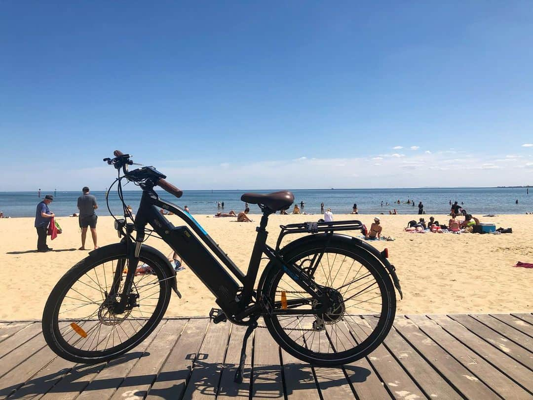 池田沙絵美のインスタグラム：「I’ll go anywhere with my baby🚲 💘 Thank you so much @hi5ebikes 😎  日本みたいに便利じゃないメルボルンの公共機関。夜は20分待ちとかざらなので時間の有効活用と、有酸素運動、さらにエコだなってことで🌱電動自転車を買いました。値段はするけど、本当にどこでもすいすい行けちゃうのでメルボルンお住まいの方、オススメです🔥 最近は松任谷由美さんのメドレー聴きながら通勤してます🥳ルンルン💘」