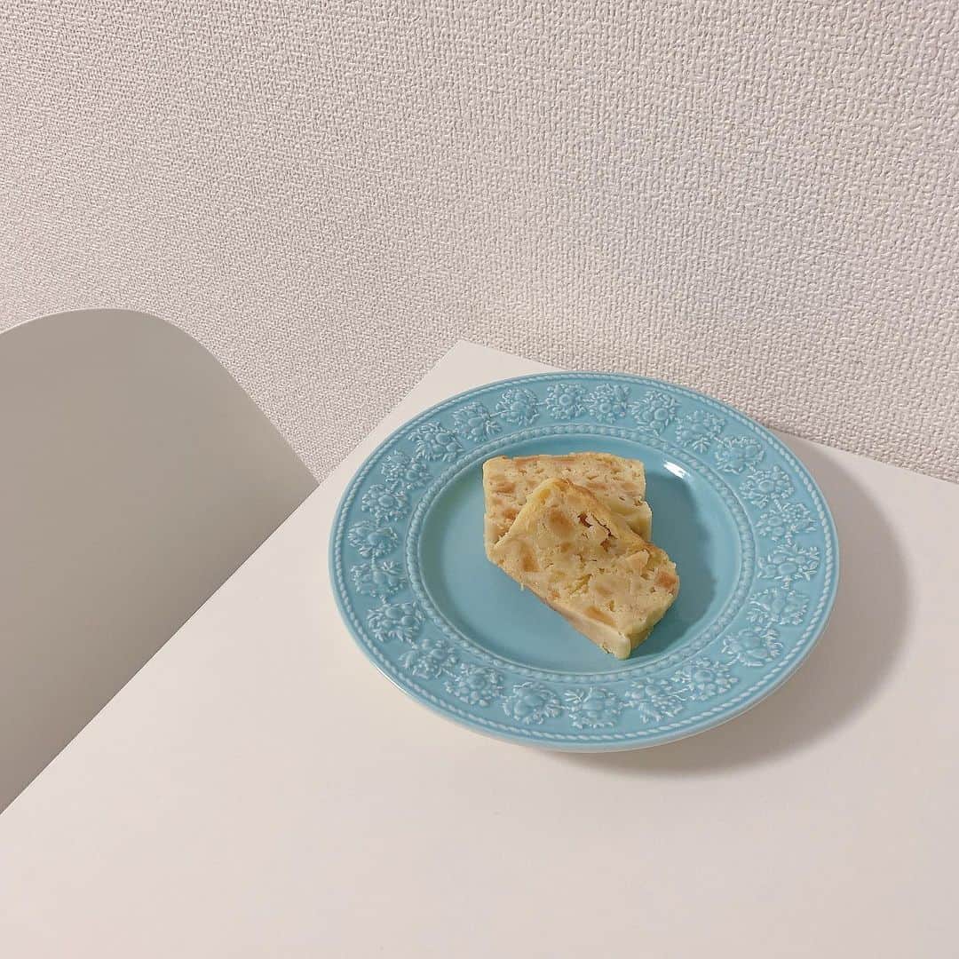 斉藤優里さんのインスタグラム写真 - (斉藤優里Instagram)「久しぶりにお菓子を作りました〜😊﻿ 自粛期間中はちょいちょい作ってたけどね﻿ ﻿ #りんごとヨーグルトのケーキ﻿ ﻿ ヨーグルトを使うからしっとりするんだろうなって﻿ 想像はしてたけど予想以上にしっとりしてたよ🙋🏼‍♀️💓﻿ 甘いもの食べる時私はあったかい飲み物と﻿ 一緒に飲みたくなる〜！！！﻿ ﻿ なので、これから食べてきますね（笑）﻿ ﻿ #ケーキ が焼かれていてもくもく﻿ 大きくなってくるあの瞬間が大好き、可愛いよね♡ ﻿ ちなみにケーキを焼く前の﻿ 生地もめちゃくちゃ好きだよ（笑）﻿ ダメって分かってるけど少し食べちゃう🥺👏🏻﻿ やめられないよ〜（笑）﻿ ﻿ ﻿ ﻿ #斉藤優里 #ゆったん﻿ #たんたんたんゆったんたん( •ㅈ• )﻿ #ゆったんのお料理日記﻿ #お菓子 #もぐもぐ #🍰﻿」11月18日 14時41分 - yuuri_3ito