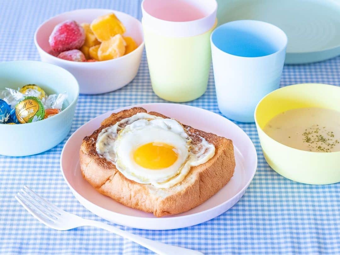 haru.のインスタグラム：「. こんにちは！ . アプリまた仕様変わってて、投稿をどこからするのか少し探したよね。 そしてキャプション書く画面が真っ黒で衝撃を受けています…笑。 これ設定で変えられないのかな、真っ黒コワイ…」