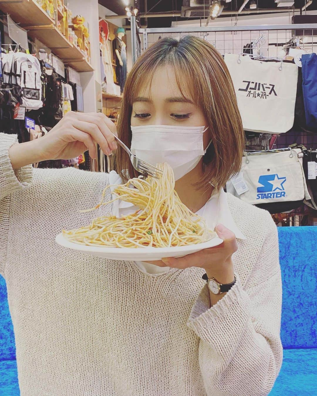 MIAKAのインスタグラム：「場を弁えず、出前しちゃう#食いしん坊 です！ 皆さんお久しぶりです🙏🥺 私はご飯をたくさん食べれるくらい回復してとても元気です😝たくさん食べれる事は幸せですね。 インスタもやっと再開します😊宜しくお願いします🙏 ・ ・ ・ #久しぶりの投稿  #2ヶ月経ち、戻ってまいりました  #髪が伸びた #私は元気です  #食いしん坊万歳  #食いしん坊女子  #食欲の秋 #回復の秋 #みんなに会いたい  #miaka」