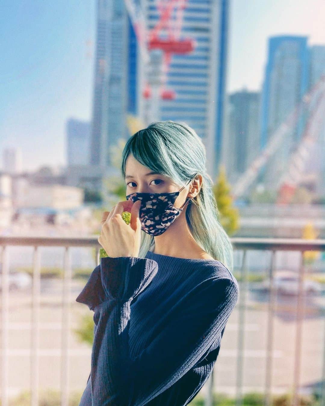 草野絵美のインスタグラム：「みてみて、このマスクよく見ると, マスクをしてる人たちのポートレートでできてるの😷😷😷　@dokidokiclub_insta2   If you zoom into my mask, you'll see that they are full of masked people...so random😎」