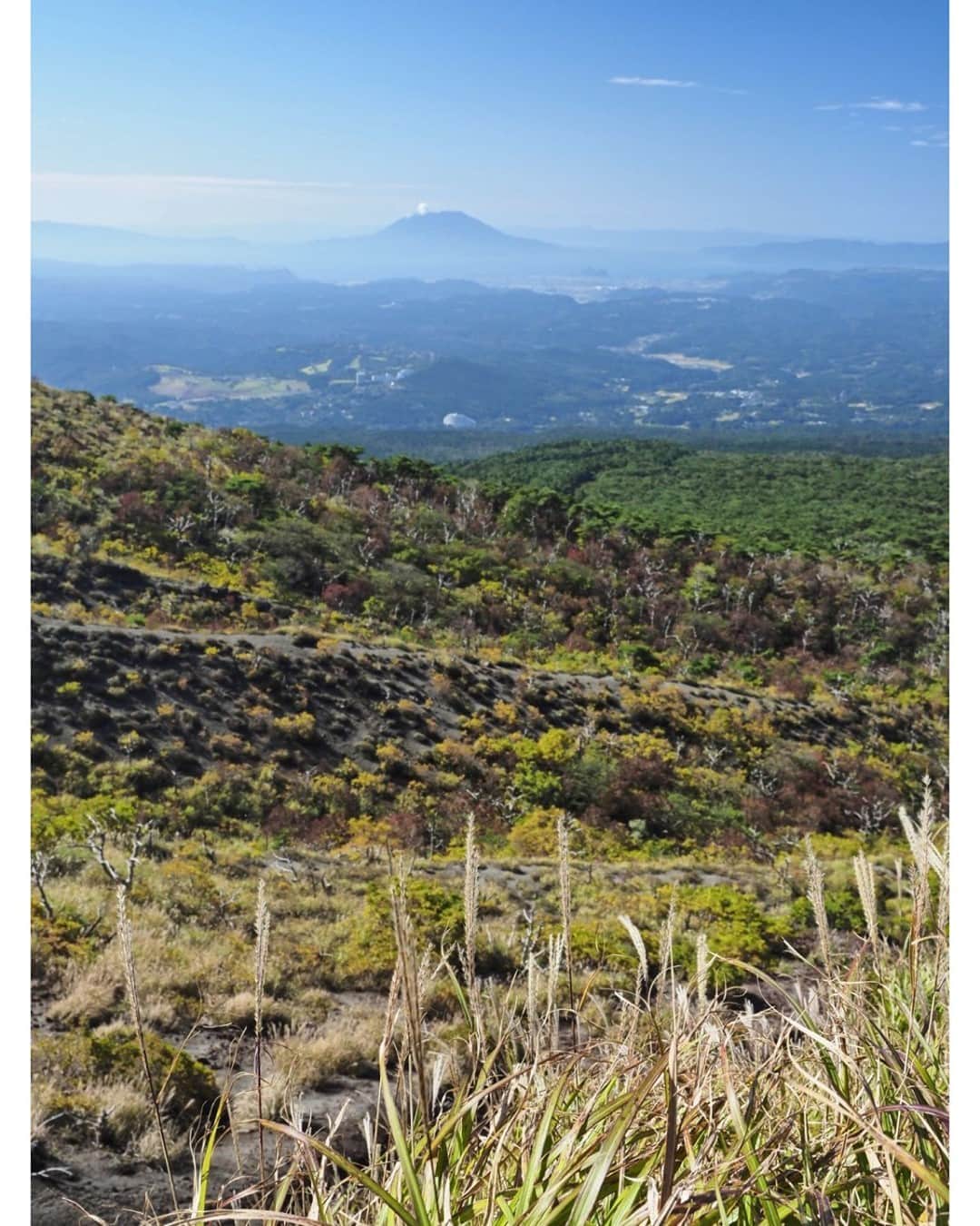 日本の国立公園さんのインスタグラム写真 - (日本の国立公園Instagram)「Follow: @nationalpark_japan⠀ Location: Mt.Takachihonomine/高千穂峰⠀ .⠀ Mt. Takachihonomine (1,574 m / 5,164 ft) is the second peak of the Kirishima Mountains.⠀ When the air is crisp and clean in autumn, it's the right time for trekking. Don't forget to wear sunscreen since the hiking trail has almost no shades.⠀ On the trail, where Japanese pampas grass ears wave, you can overlook the autumn-tinted deciduous forest below, and Mt. Sakurajima and Kinko Bay far away.⠀ .⠀ On our Instagram, we will also share wonderful photos of National Parks of Japan posted on Instagram with the tag #nationalparksjp. We look forward to your participation!⠀ .⠀ #KirishimaKinkowanNationalPark #霧島錦江湾国立公園 #宮崎県 #鹿児島県⠀ .⠀ #NationalPark #nationalparks #nature #findyourpark #instafollow #japan #landscape #landscape_lovers #ourplanetdaily #landscapephotography #hiking #outdoors #traveling #travel #explore #visitjapanjp #日本 #國家公園 #일본 #국립공원 #国立公園」11月18日 15時00分 - nationalpark_japan