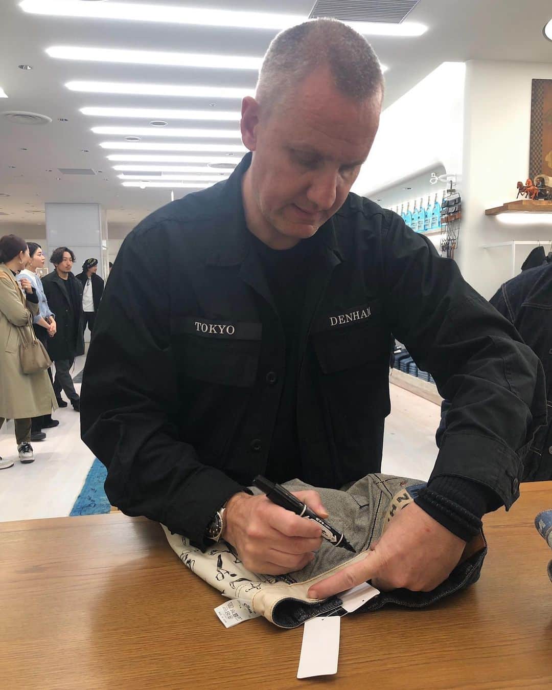 のインスタグラム：「Happy Anniversary PARCO Shibuya, Tokyo. 1 year ago this week we celebrated the grand opening. #denham #denhamjapan #denhamthejeanmaker #jasondenham #denim #jeans #selvedgedenim #thetruthisinthedetails」