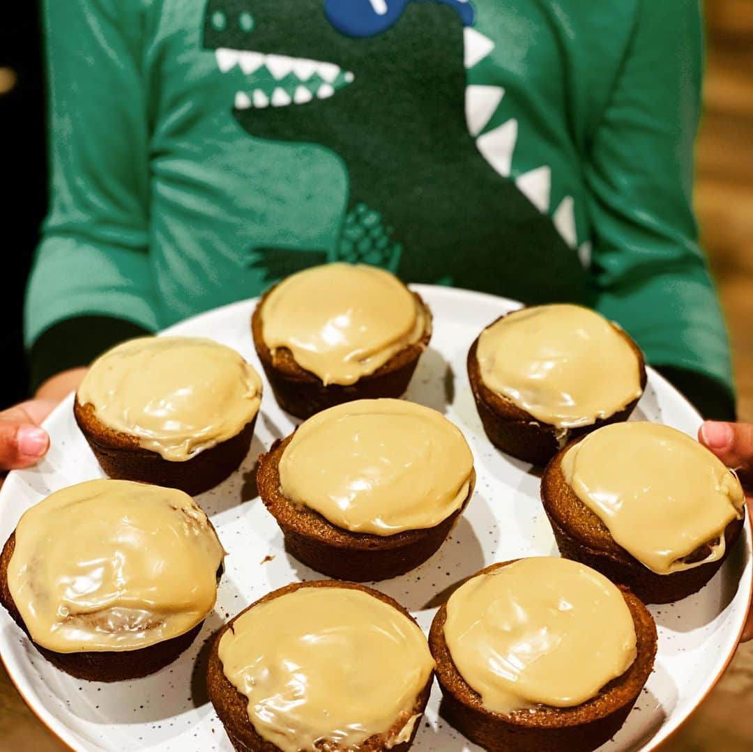 ケリスのインスタグラム：「Beyond organic pumpkin spiced bread/cake mix planted and grown by knight and shepherd . Shepherd made these muffins with cherry bourbon infused maple syrup glaze with our GOLD MINE DINNER BOX MIX . So easy enough for a 4 year old , soooo delicious just for you . #pumpkinspice #family #holiday #delicious #farmer #cheflife #」