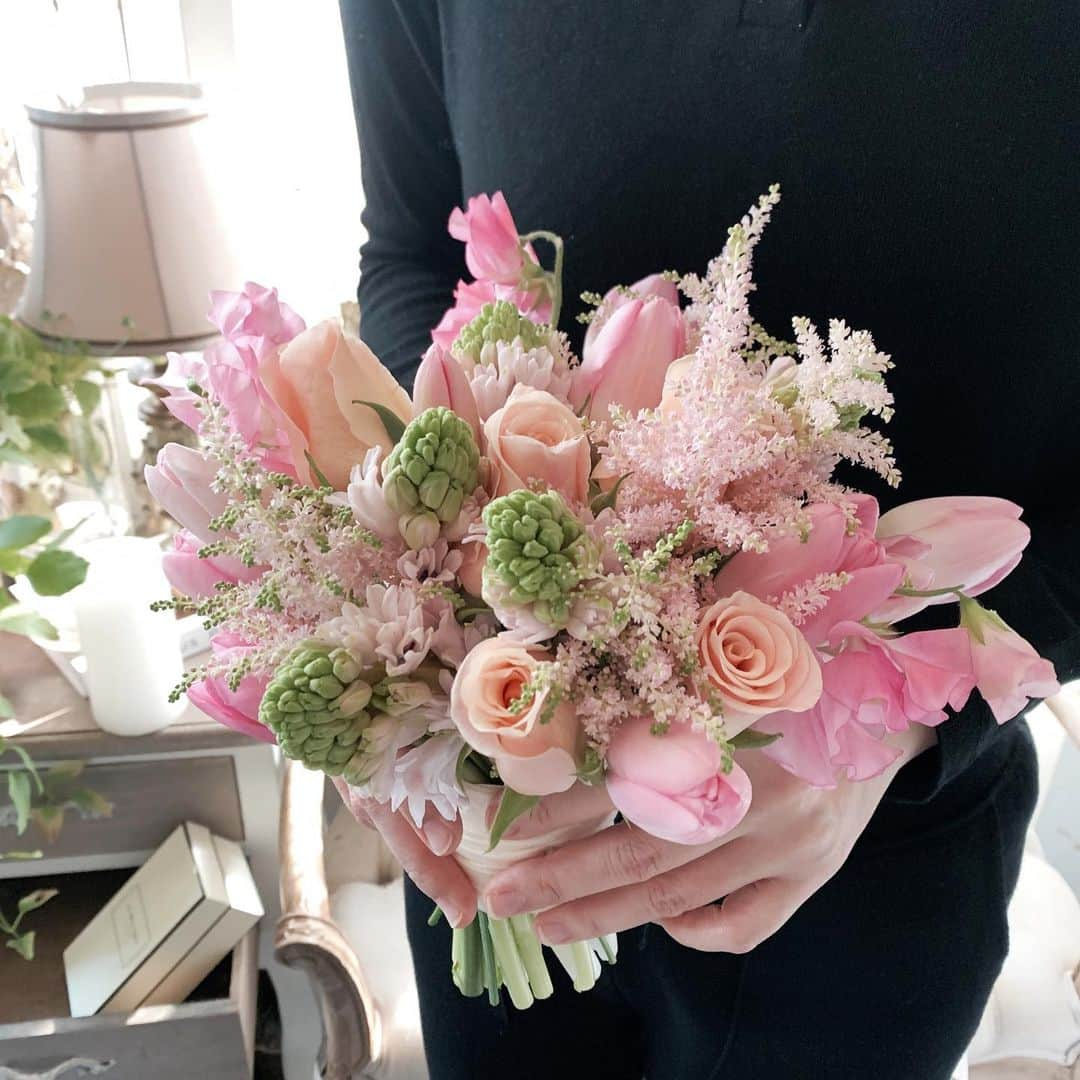 Florist.janeさんのインスタグラム写真 - (Florist.janeInstagram)「#블스부케 💕  . .  부케 문의시 참고사항 🍃 부케 주문 방법은 2가지 이며 본식부케세트 ,촬영부케로 나뉩니다. . . 🙏🏻본식 부케 세트는 부케1 부토니아1 양가부모님코사지4 사회자 주례자 코사지2 (사회자 주례자 코사지는 서비스이므로 제외하셔도 견적금액은 동일합니다.) 🍃🍃 . . 🙏🏻촬영부케 부케1부토니아1  블로그 또는 인스타그램에서 블스부케 태그 들어가시면 더 많은 샘플을 보실 수 있으며 원하시는 부케 캡쳐후 카카오톡으로 문의주시면 더욱 빠른 상담이 진행됩니다.💕  . . . . . . #블루밍스완 #꽃스타그램 #꽃집 #부케 #부케추천 #웨딩부케 #본식부케 #플라워레슨 #꽃집창업 #웨딩 #결혼식 #flowers #bouquet #wedding #florist #논현동꽃집 #청담동꽃집 #강남꽃집 #꽃배달 #꽃선물 #강남꽃배달 #꽃학원 #취미꽃꽂이 #daily #일상」11月18日 15時16分 - jane.florist