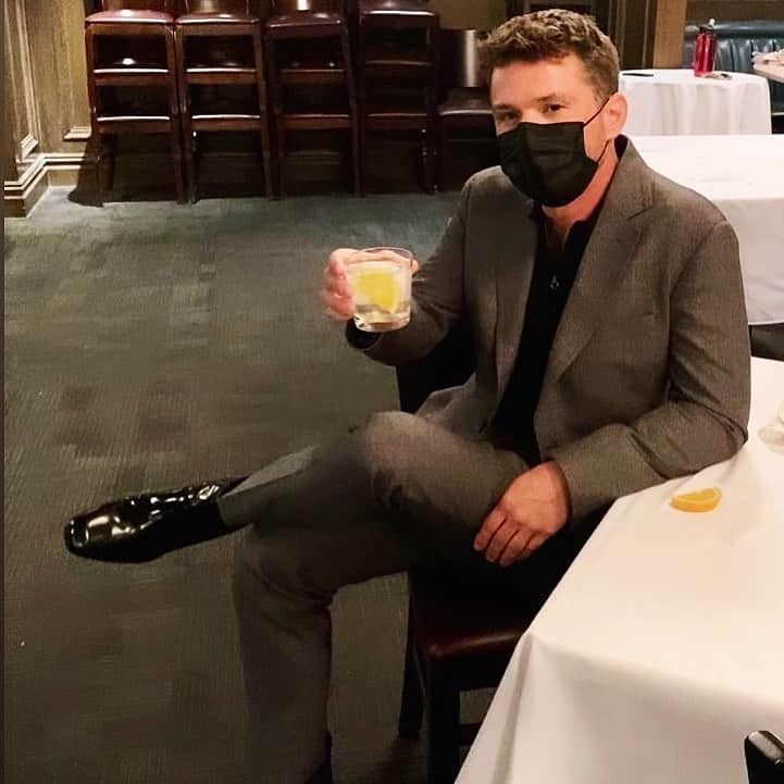 Monty Jacksonさんのインスタグラム写真 - (Monty JacksonInstagram)「Cheers!  @ryanphillippe promoting #BigSky on @jimmykimmel wearing @ferragamo and @jimmychoo #styledbymrmontyjackson @aframe_agency」11月18日 15時19分 - mrmontyjackson