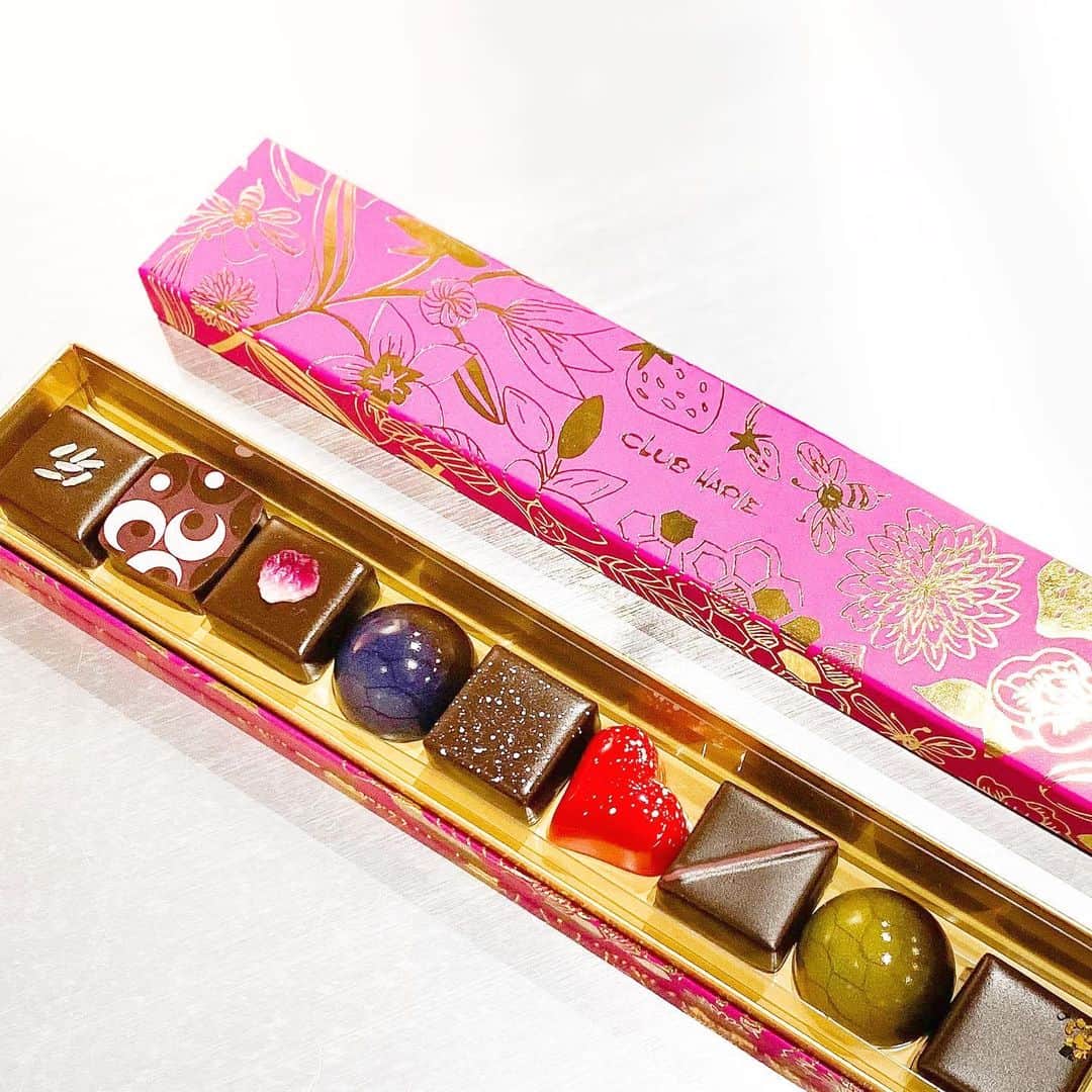 市川歩美のインスタグラム：「一足先にバレンタイン❤️ クラブハリエのバレンタインコレクションです。  このボンボンショコラのアソートはすべて新作入り。バレンタインシーズンに販売されるのを楽しみにしてください。新作は15種も。素晴らしい！力入っていることが、わかります❤️❤️  #ilovechocolate  #chocolat #chocolatelovers  #chocolate #チョコレート #チョコレート大好き #チョコレート好き #ショコラ #チョコレート好きと繋がりたい #チョコレートケーキ #カカオ #cacao #chocolatebonbons #bonbonchocolat #バレンタインチョコ  #2021バレンタイン #クラブハリエ #clubharie」