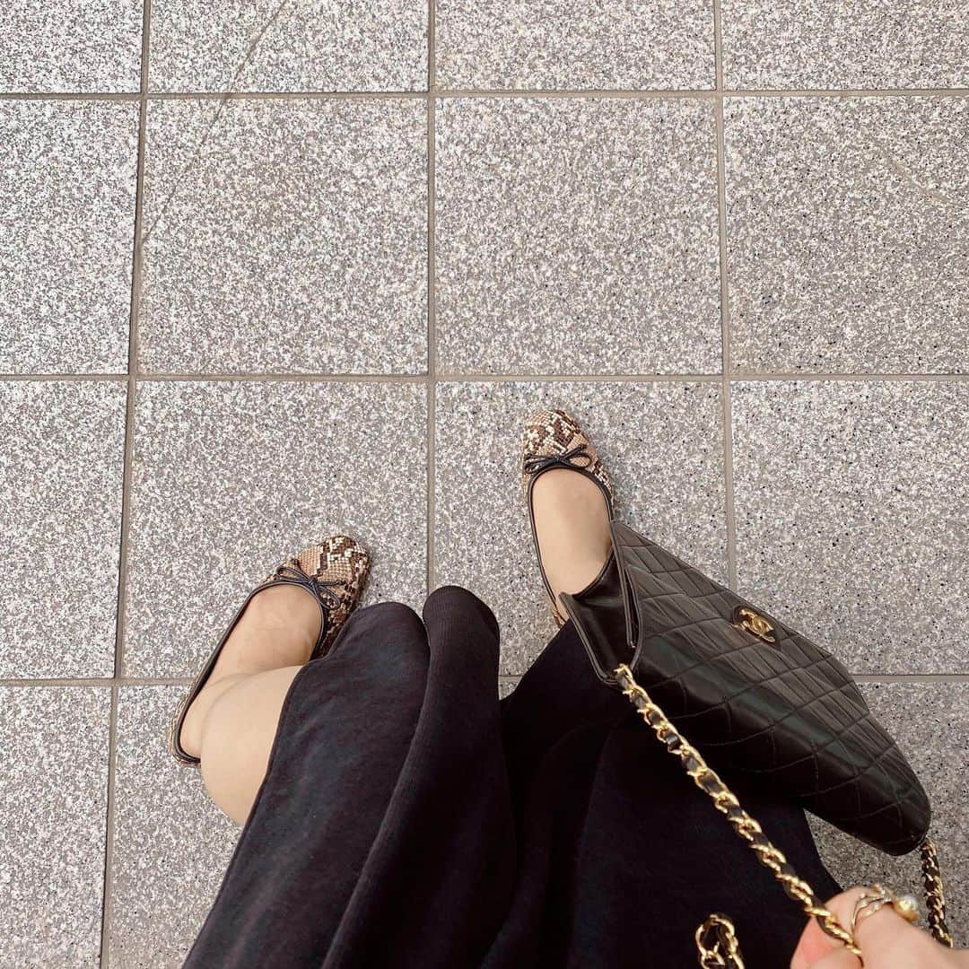 ハナエさんのインスタグラム写真 - (ハナエInstagram)「autumn vibes🍁﻿ ﻿ ﻿ ﻿ 大好きなパイソン柄の秋靴🍂﻿ serencecoolのスクエアトゥバレエシューズだよ。 オールブラックコーデによく合うし歩きやすい…﻿ ﻿ ﻿ ﻿ シュープラザ×ロコンドの コラボショップでげっとしたよ。 新宿東口駅前店と上野店にて このブランドのリアル店舗が初出店したそうで、﻿ わたしは新宿のお店に行きました。﻿﻿ ﻿ ﻿ ﻿ このお靴可愛い上にお値段もかわいくて、 6000円くらいでした…😭❤️﻿ 公式 @shoeplaza.chiyoda でチェックできるよ📌﻿ ﻿ ﻿ #serencecool #shoeplaza #shoes #PR #シュープラザ #靴 #シューズ #パイソン柄」11月18日 15時26分 - hanae_0227