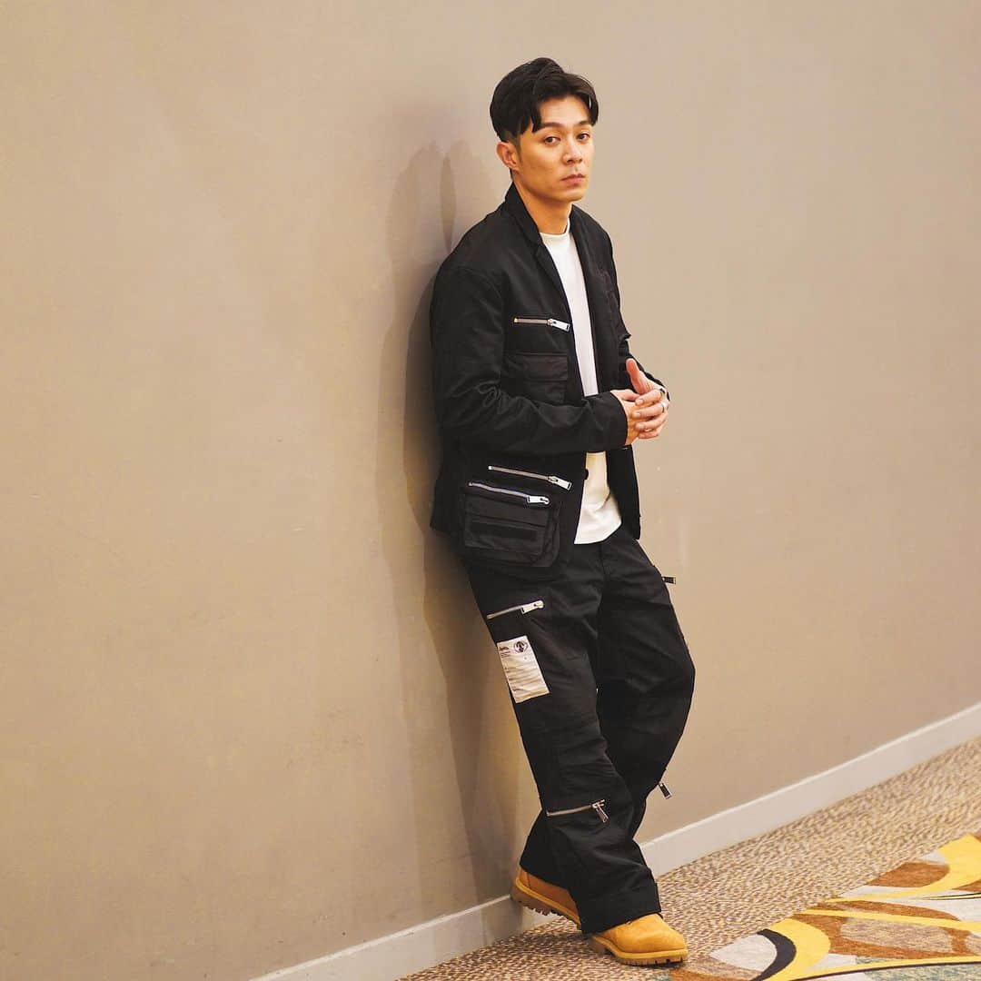 チャウ・パッホウのインスタグラム：「不要失去信心 更加不要失去忍耐  Wardrobe : @heronpreston  #heronpreston Thank you @dmophk @oliluk」