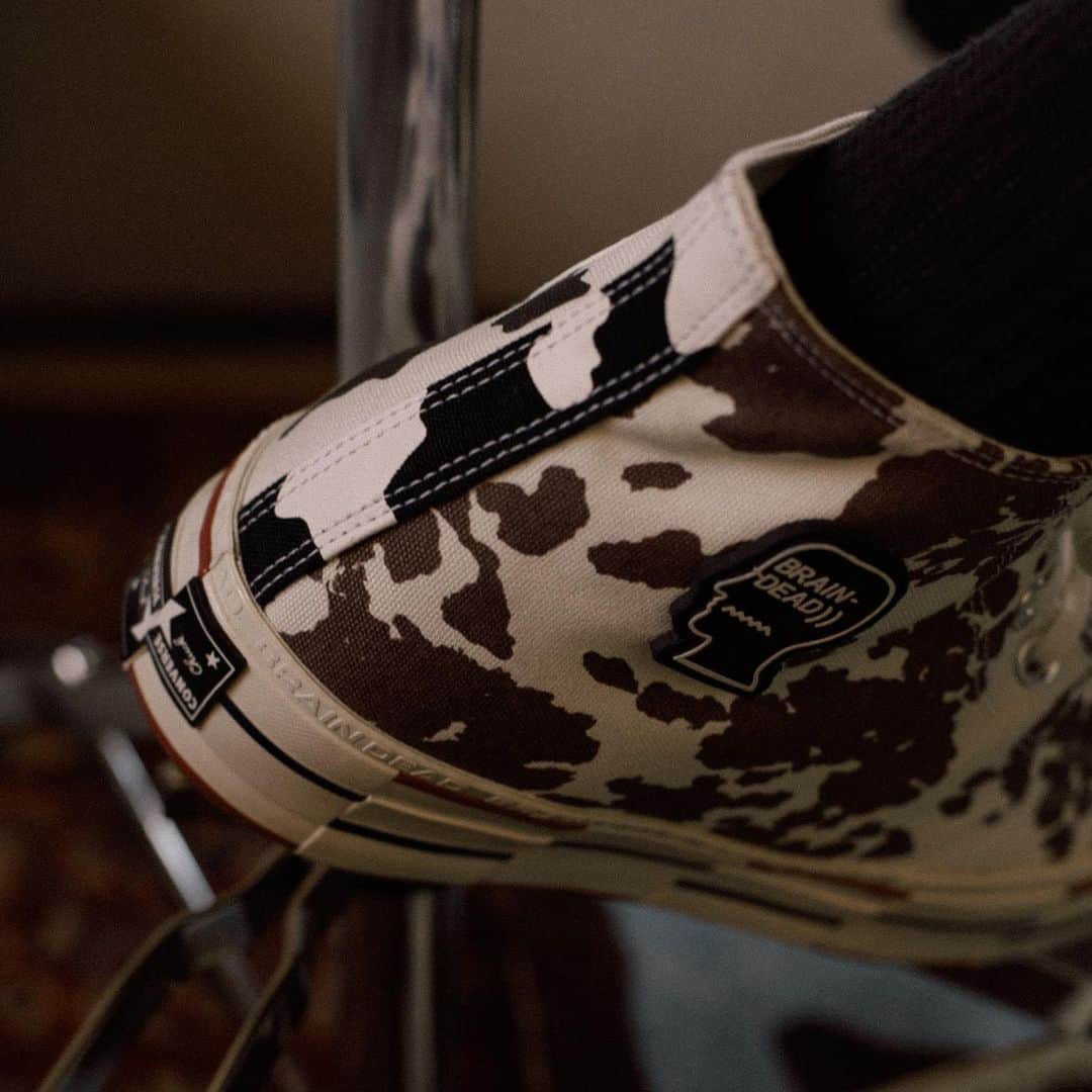 HYPEBEASTさんのインスタグラム写真 - (HYPEBEASTInstagram)「@hypebeastkicks: @wearebraindead and @converse have teamed up once again for a new footwear release with head-turning deconstruction. It includes two pairs of the classic Chuck 70, one featuring a split canvas look combining three kinds of cow prints and a @doverstreetmarketlondon-exclusive sporting a black makeup, as well as a pair of Bosey Ox sneakers. Head to the link in our bio to learn more details about each. The Dover Street Market-exclusive is available now in limited-numbers, while the Chuck 70 and Bosey Ox collaboration will release at stockists such as @hbx on November 19.⁠⠀ Photo: Brain Dead」11月18日 15時28分 - hypebeast