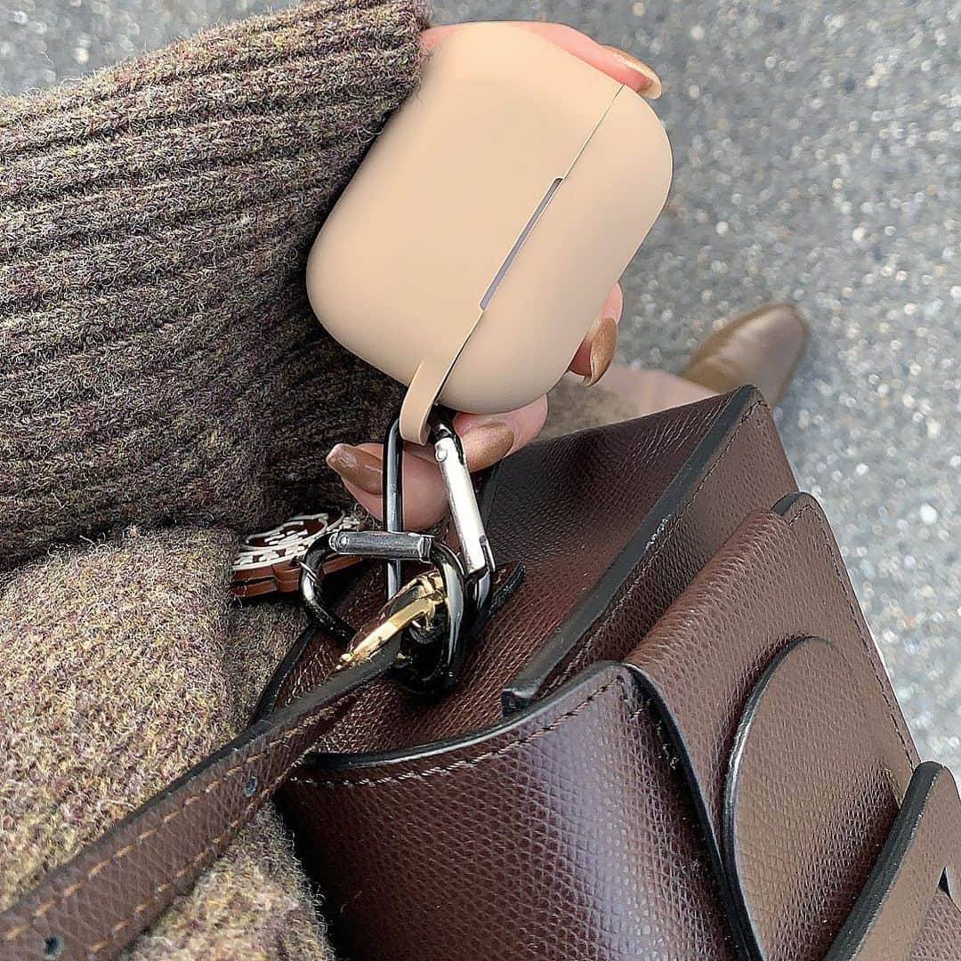 ukapiのインスタグラム：「⠀ ⠀ AirPods pro 🪐♡ ⠀ 大活躍中だよ！笑 ⠀  気づいたら全身好きな色味。 ⠀ ⠀ #airpodsproケース #悩みすぎて結局これ」