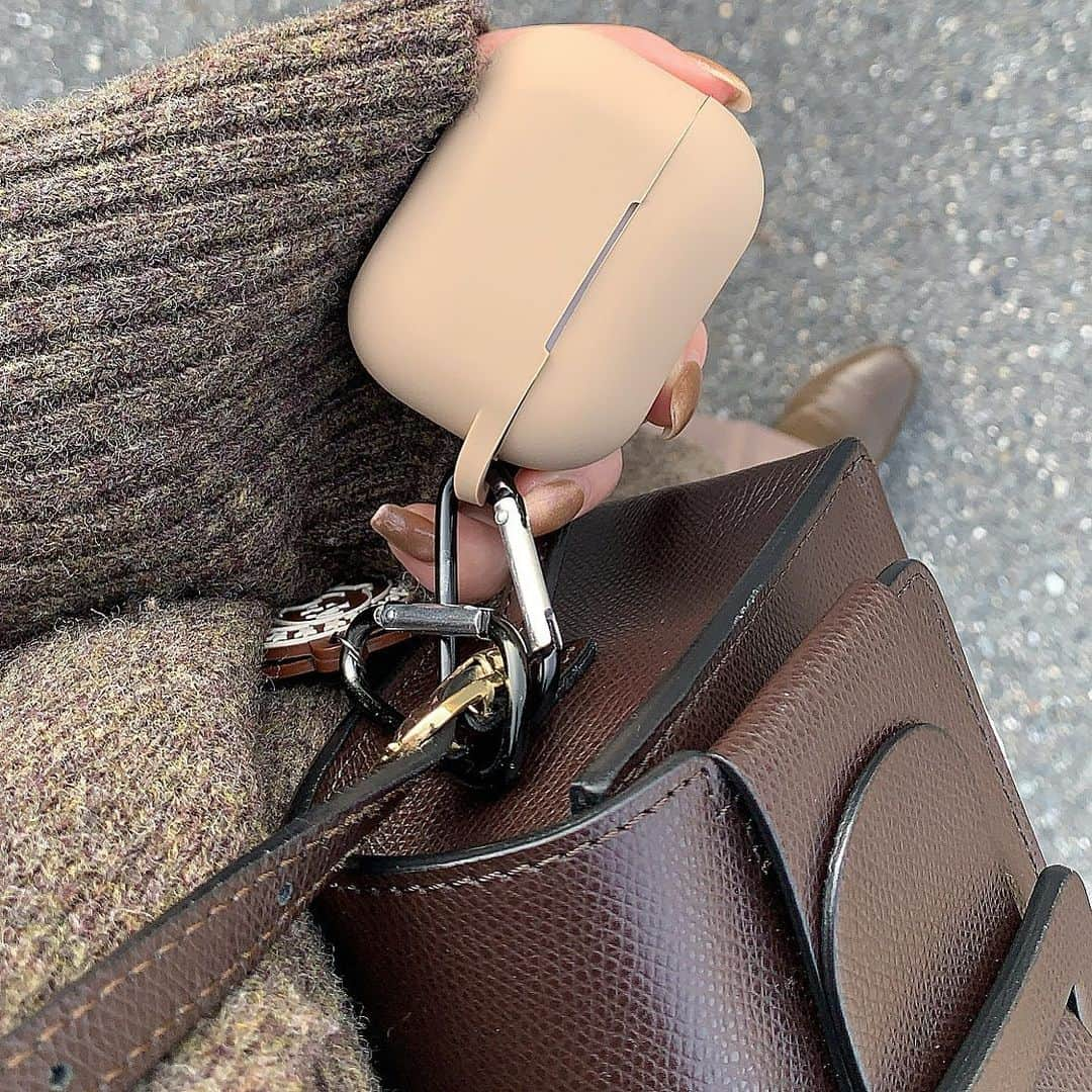 ukapiさんのインスタグラム写真 - (ukapiInstagram)「⠀ ⠀ AirPods pro 🪐♡ ⠀ 大活躍中だよ！笑 ⠀  気づいたら全身好きな色味。 ⠀ ⠀ #airpodsproケース #悩みすぎて結局これ」11月18日 15時29分 - ukapi