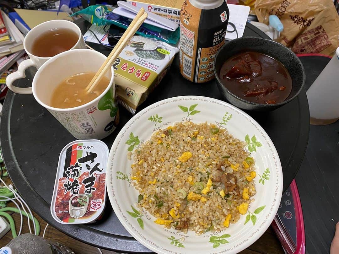 クロちゃんさんのインスタグラム写真 - (クロちゃんInstagram)「家仕事が全然終わらなくて、やっとお昼ご飯。  生姜のトン汁飲んでぽっかぽか。 冷凍チャーハンあったので食べるしん！ お米食べるの何日ぶりだろう。」11月18日 15時29分 - kurochandesuwawa