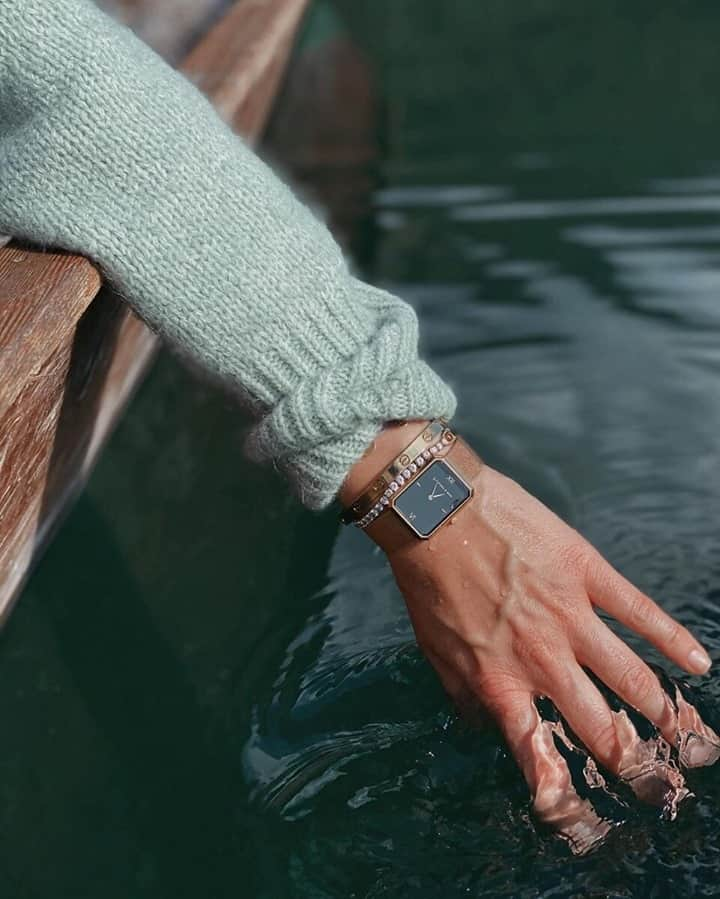 Kapten & Sonさんのインスタグラム写真 - (Kapten & SonInstagram)「'Under water we feel free.' 🌊 . Everyday eye-catcher for your daily casual outfits: our watch Grace Gold "Black Mesh". Already added to your wishlist? 😍 @poschstyle #bekapten #kaptenandson⁠ .⁠ .⁠ .⁠ #watch #nature #underwater #style #fashion #fashioninspiration #details #austria #ootd #inspiration」11月18日 15時30分 - kaptenandson