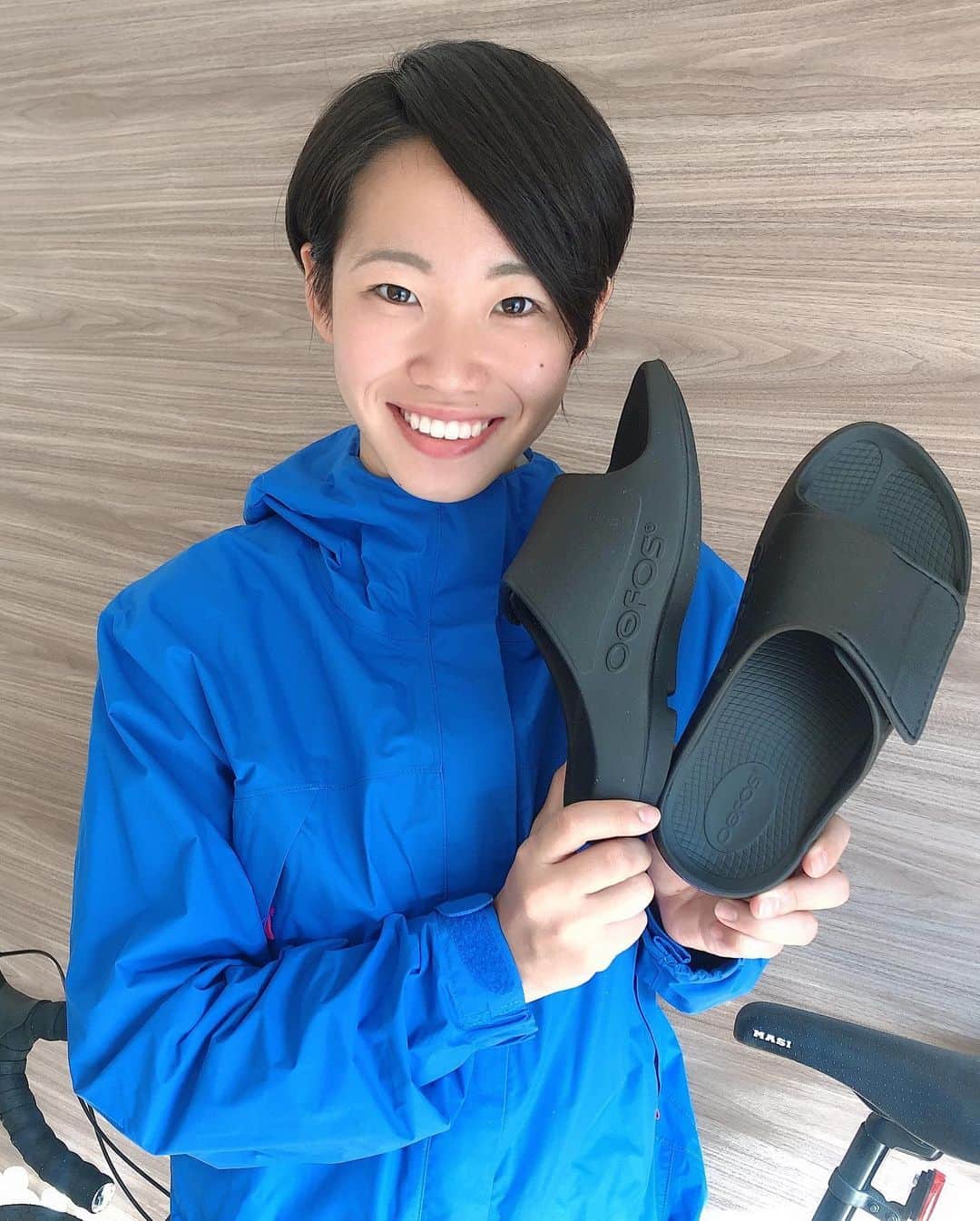 若林美里のインスタグラム：「* 日本に帰るのを楽しみにしていた理由の1つはこれ!! 家に帰って真っ先に箱の中身をチェック!!  これいいよ!!と、 色んな人から言われ念願叶ってやっと履けた♡笑 「うん、めっちゃいい」  まだ持ってない人には是非ともおすすめ!!  スポーツ選手だけじゃなく オフィス履きにもgood👍✨  みんなで履こう 履いたらわかる きっとあなたも好きになる  #oofos #japan #taiwan #台湾 #高雄 #高雄陽信 #陽信銀行 #海外サッカー選手 #台湾サッカー #女子サッカー #サッカー女子 #女子アスリート #女性アスリート #海外女子 #若林美里」