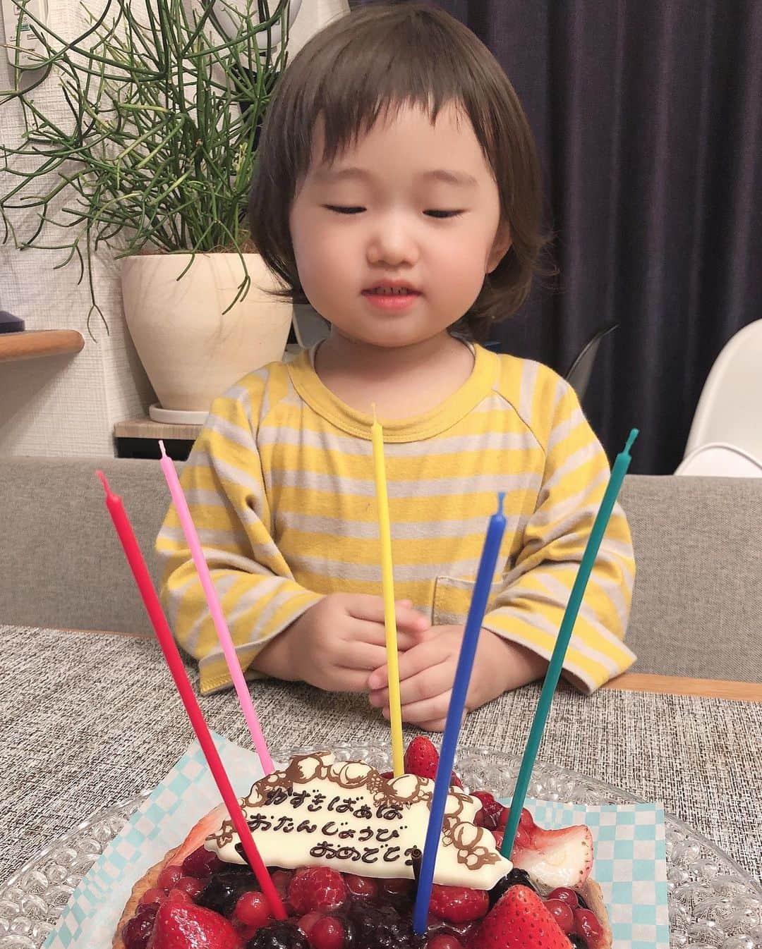 那須久美子さんのインスタグラム写真 - (那須久美子Instagram)「11.18🎁✨  今日は大好きなばーば(義母)のお誕生日🎂  みんなが集まれた先日にお祝いしました✨  華は朝から自分の誕生日だと勘違い💧  「私の誕生日会にありがとねー💕」  と言わんばりに少し照れた笑み🤣💦  ケーキプープーの練習もして、自分で電気消して、何とか🕯消して、ケーキは食べませんでした。。。とさ💦  じーじとばーばが大好き過ぎる娘✨  私にとっても人としても母としても大変尊敬する方であり、頭が上がりません💦  娘のお迎え行ってくれて、夜ご飯作ってくれて、土日も遊んでくれて、、、  お陰で仕事を全力で出来ています✂️  妻としてママとしての役割を3割くらいしか果たしていない私ですが、、、 お義母さんが元気で楽しく過ごして頂けることが一番なので、今年もお身体に気をつけてよろしくお願いします🥺💕  お義母さんお誕生日おめでとうございます💕  #ばーば誕生日　 #2歳6ヶ月　＃娘は4月生まれ #キルフェボン」11月18日 15時41分 - nasu_kumiko