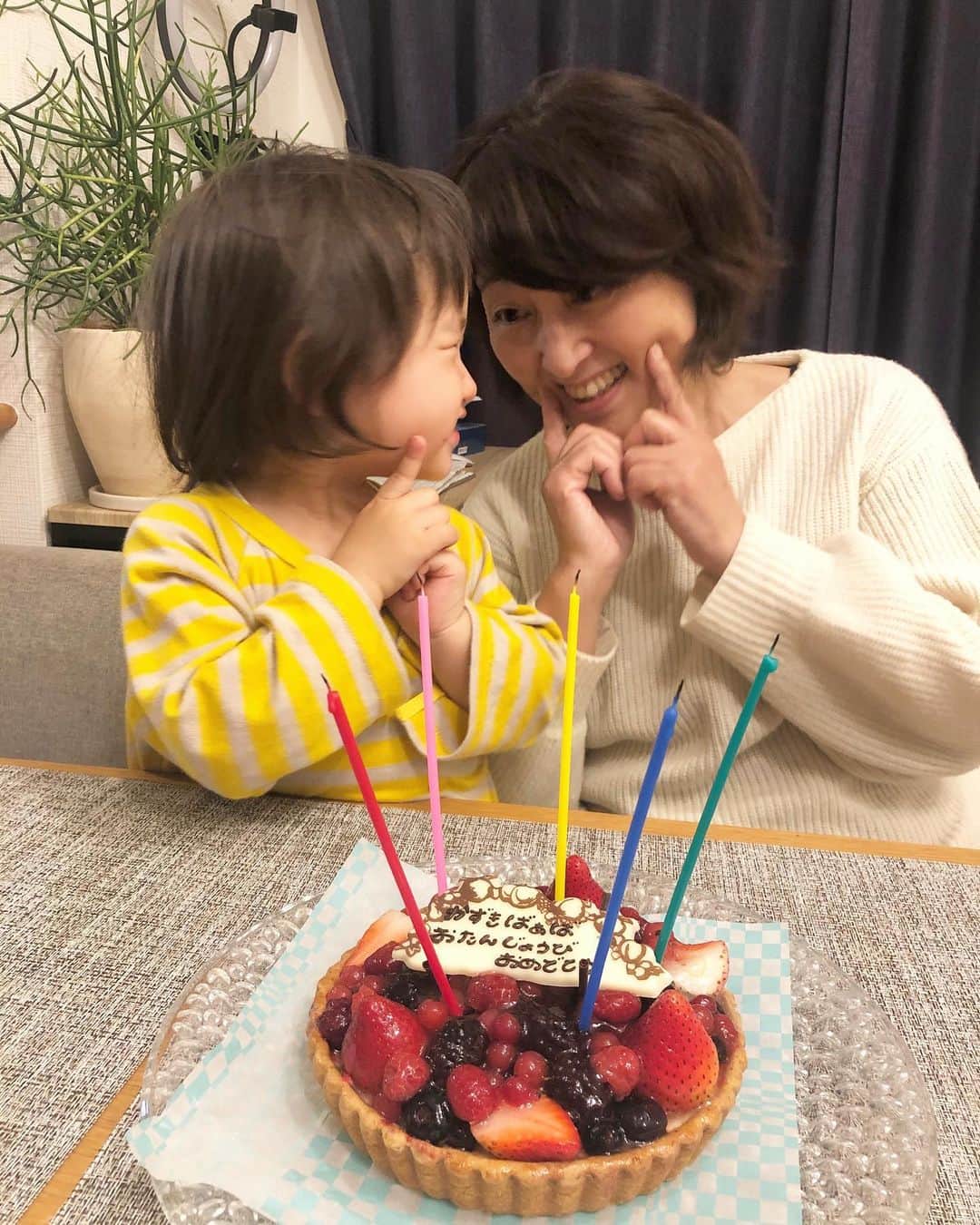 那須久美子のインスタグラム：「11.18🎁✨  今日は大好きなばーば(義母)のお誕生日🎂  みんなが集まれた先日にお祝いしました✨  華は朝から自分の誕生日だと勘違い💧  「私の誕生日会にありがとねー💕」  と言わんばりに少し照れた笑み🤣💦  ケーキプープーの練習もして、自分で電気消して、何とか🕯消して、ケーキは食べませんでした。。。とさ💦  じーじとばーばが大好き過ぎる娘✨  私にとっても人としても母としても大変尊敬する方であり、頭が上がりません💦  娘のお迎え行ってくれて、夜ご飯作ってくれて、土日も遊んでくれて、、、  お陰で仕事を全力で出来ています✂️  妻としてママとしての役割を3割くらいしか果たしていない私ですが、、、 お義母さんが元気で楽しく過ごして頂けることが一番なので、今年もお身体に気をつけてよろしくお願いします🥺💕  お義母さんお誕生日おめでとうございます💕  #ばーば誕生日　 #2歳6ヶ月　＃娘は4月生まれ #キルフェボン」