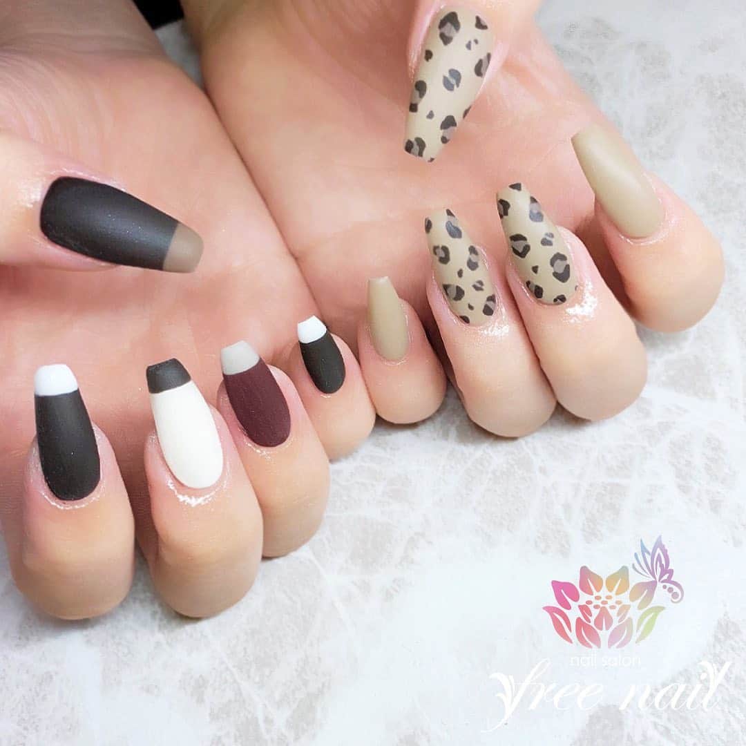 free nail フリーネイルのインスタグラム：「. お客様ネイル💅🏻🍁 . 大人マットネイル🐆🪐 . おしゃれな大人のアシメデザイン🎭 . ▶︎▶︎▶︎スワイプして動画も見てね☝︎🎬✨ . ご来店ありがとうございました🙇🏻‍♀️🙇🏻‍♀️🙇🏻‍♀️💗 . #ネイルアート #ジェルネイル #ネイルサロン #大阪ネイルサロン #ネイルデザイン #ネイルチェンジ #アシメネイル #アシンメトリーネイル #アニマルネイル #マットネイル #ベージュネイル #ブラックネイル #デザインネイル #トレンドネイル #大人ネイル #シンプルネイル #ロングネイル #秋冬ネイル #winternails #nailsart #nailsdid #美甲 #日式美甲 #日式美甲胶 #日本美甲师 #日本美甲老师 #美甲上课 #日本胶 #フリーネイル #freenail」