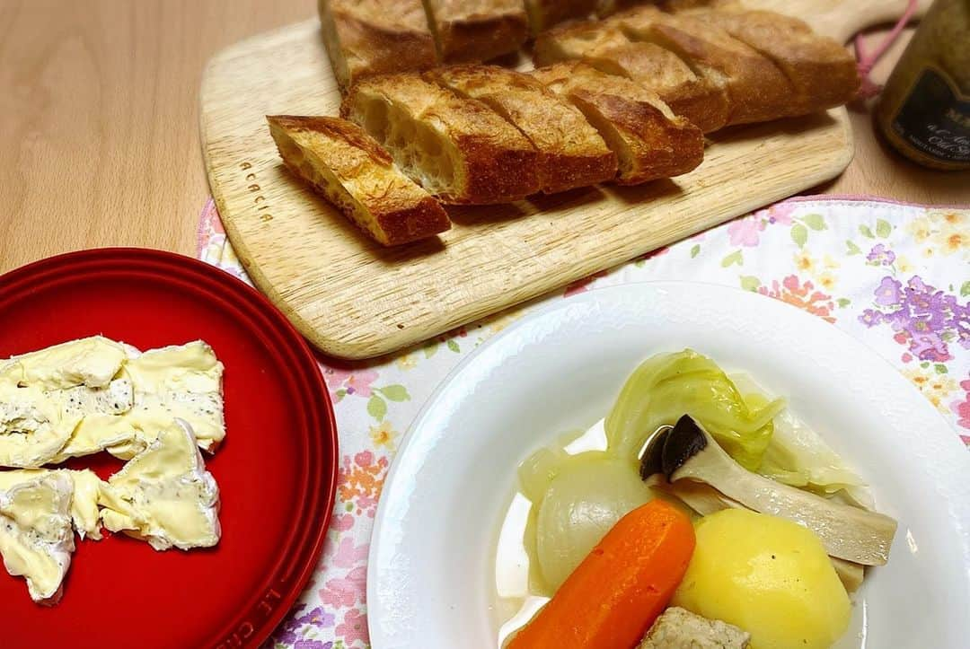 ドンクさんのインスタグラム写真 - (ドンクInstagram)「. 本日も、現在開催中の「フランスパンを楽しむ食卓」写真投稿キャンペーンにご応募いただいた写真をご紹介します🥖 今夜の献立の参考にしてみては❓😊 . #ドンク1128フランスパンの日 ドンクのフランスパンを食べたらぜひ写真を投稿してください📸 11月29日（日）まで募集中です。 詳しくは11月6日の投稿かドンクHPをご覧ください。 . #ドンク #donq #フランスパンの日 #フランスパン #パン好き #クリスマスプレゼント #バゲット #バタール #パリジャン #プティバタール #ブール #ドンクのパン #パン屋 #パン屋さん #朝ごはん#ランチ #パン作り #おうちごはん #美味しい #パンスタグラム #パン活」11月18日 15時38分 - donq_depuis1905