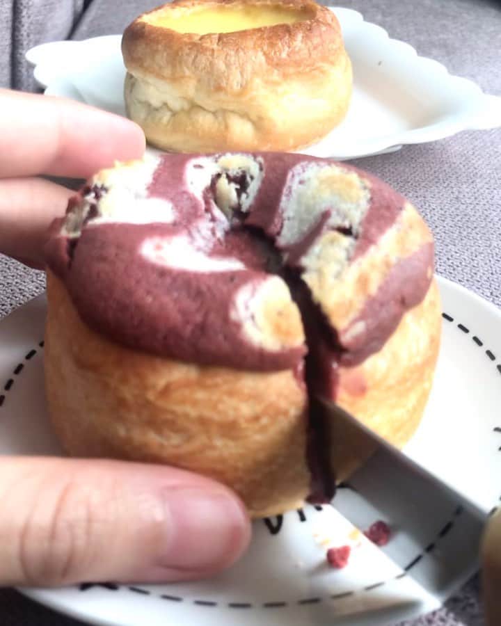 Li Tian の雑貨屋のインスタグラム：「Left it slightly too long in the oven and ended up with this 😬  Crisp on the outside and flowy inside. The menu says yoghurt, beetroot and chocolate for this Red Velvet but it was wayyy too sweet and can’t taste any yoghurt    • • • #singapore #desserts #igersjp #yummy #love #sgfood #foodporn #igsg #ケーキ  #instafood #gourmet #beautifulcuisines #onthetable #breadstagram #cafe #sgeats #f52grams #bake #sgcakes #bread #feedfeed #pastry #foodsg #chocolate #breakfast #cheapeats」