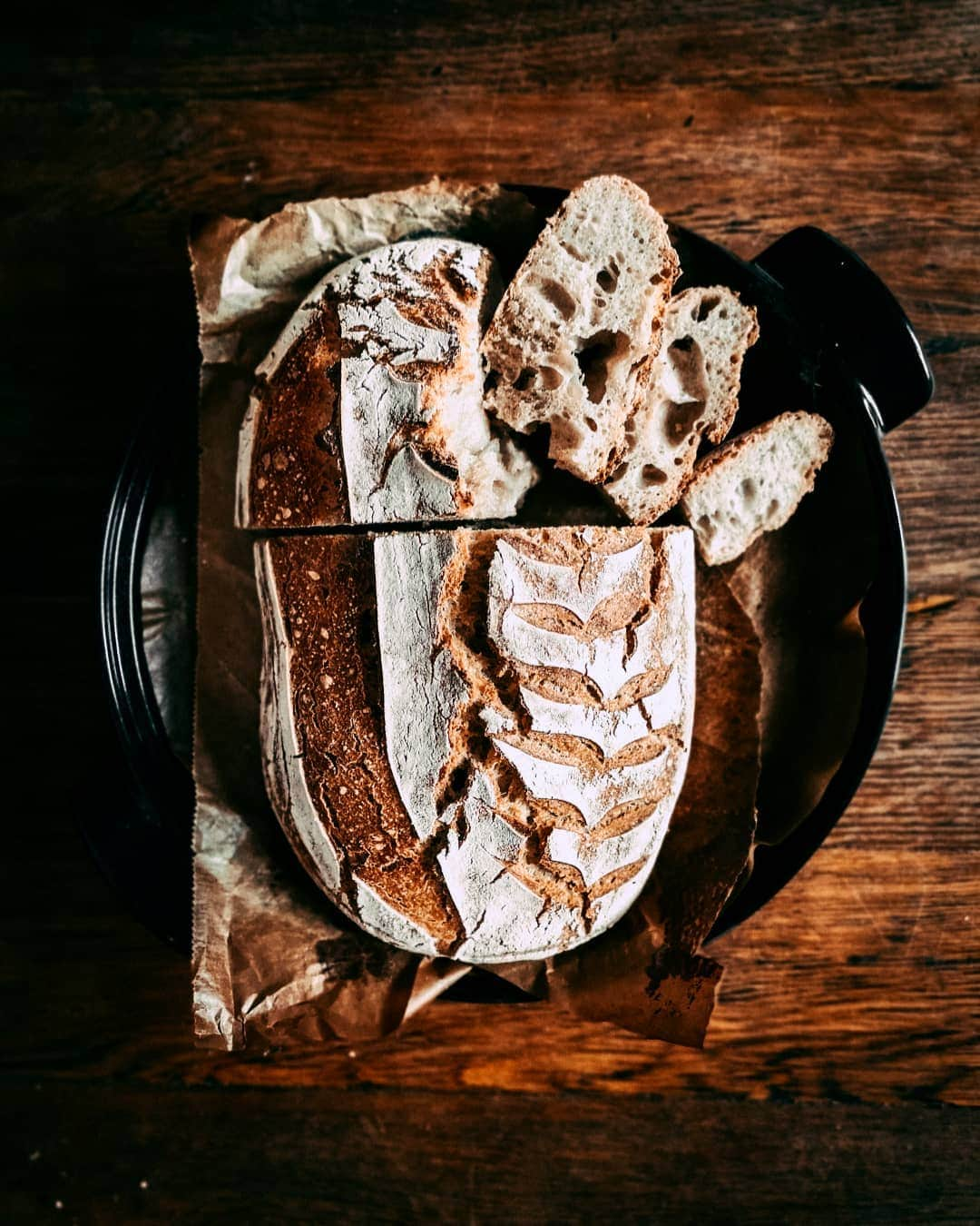 pinimariniのインスタグラム：「Diese Woche dreht sich bei mir im Studio alles um leckere Kohlenhydrate 😋 Seit Montag habe ich sehr, sehr viele gebackene Brötchen und Brote für einen Kunden vor der Linse und ab morgen mache ich noch etwas für eine neue Kooperation fertig. Das Ergebnis gibt's dann auch schon nächste Woche und ich bin schon sehr gespannt auf eure Reaktionen, denn meine letzte Kooperation hier ist schon gefühlt (und tatsächlich) eine Ewigkeit her. . #brot #brotLiebe #Sauerteig #Sauerteigbrot #breadart#artisanbread #levain #sourdough #sourdoughbread #opencrumb #carbs #gluten #rustic」