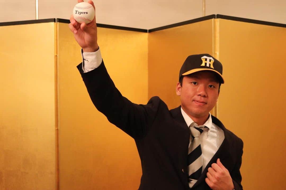 阪神タイガースさんのインスタグラム写真 - (阪神タイガースInstagram)「今日、ドラフト5巡目指名の村上頌樹選手と仮契約を締結しました！ 「阪神タイガースという伝統ある球団に指名して頂き、すごく光栄です。高校では選抜大会で優勝することができ、甲子園球場は自分の中ではすごく良いイメージがあるので、プロの世界でも自分の力を発揮できるように頑張ります。」  #村上頌樹 選手  #吉野誠 担当スカウト #ドラフト5巡目 #ドラフト会議2020  #阪神タイガース」11月18日 15時46分 - hanshintigers_official