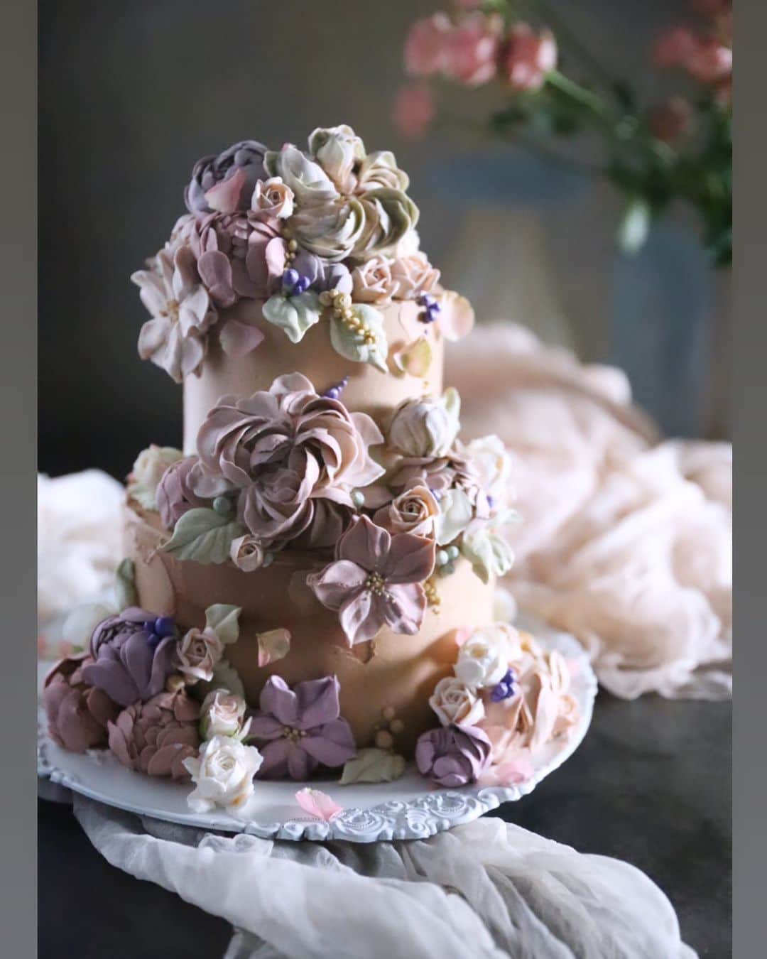 청담 수케이크 (atelier soo)さんのインスタグラム写真 - (청담 수케이크 (atelier soo)Instagram)「ㅡ Wedding soo 🕊 @grace__roo 선생님과컬러수업.과제.열정학생soo⚜️ Buttercream flower cake  ㅡ #flower #cake #flowercake #partycake #birthday #bouquet #buttercream #baking #wilton #weddingcake #Weddingsoo ㅡ www.soocake.com vkscl_energy@naver.com」11月18日 15時47分 - soocake_ully