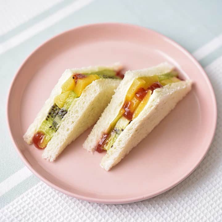 のインスタグラム：「★新着レシピ★ 今日からイベントやパーティーで活躍する色々なサンドイッチを紹介します！ フルーツサンドイッチは、季節のくだものを使って彩りよく仕上げました。 クリームチーズをベースにすることでパンが水っぽくなるのを防ぎ、安定感がUPしますよ。 クリームチーズが加わることで食べ応えも満点に◎ ============================= カラフルなフルーツ＆ジャムを使って♪ フルーツサンド https://shoku.hapiku.com/recipe_idea/baby/0581/ レシピなど詳細はプロフィールのリンク（公式WEBサイトのレシピページ）からも見ることができますよ！ ============================== #HAPIKU #HAPIKUレシピ #保育園給食のHAPIKU #保育園給食メニュー #保育園給食レシピ #食育のHAPIKU #乳幼児の食情報 #乳幼児のごはん #保育園 #保育園給食 #保育園おやつ #保育園弁当 #保育園栄養士 #食育 #子育て #こどもごはん #こどものおやつ #こどものいる暮らし #新米ママ #幼児食レシピ #幼児食 #サンドイッチ #サンドイッチ部 #サンドイッチレシピ #サンドイッチの日 #フルーツサンド #クリスマスごはん #クリスマスレシピ #クリスマス料理」